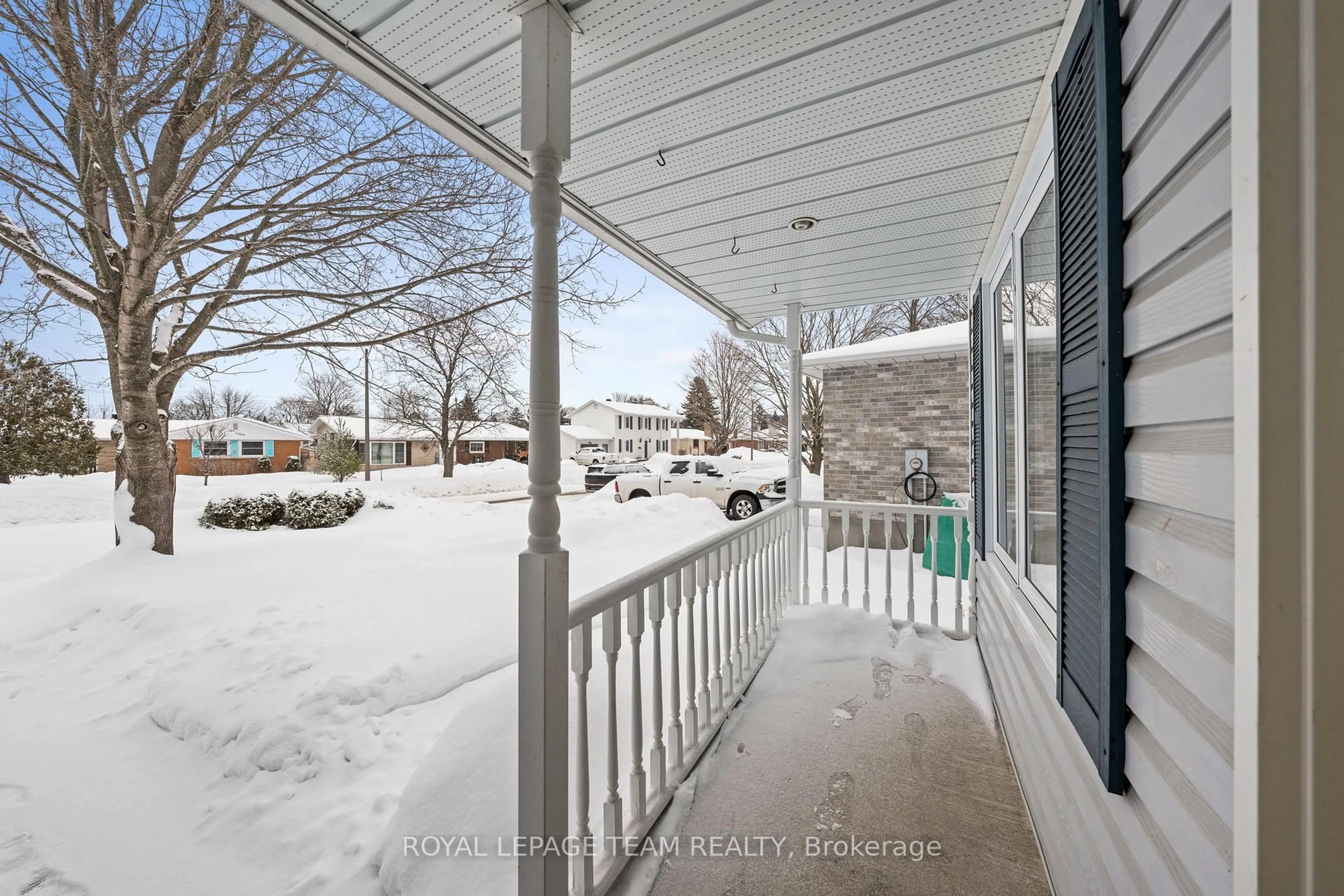 Patio, street for 230 Allan St, Smiths Falls Ontario K7A 5E9