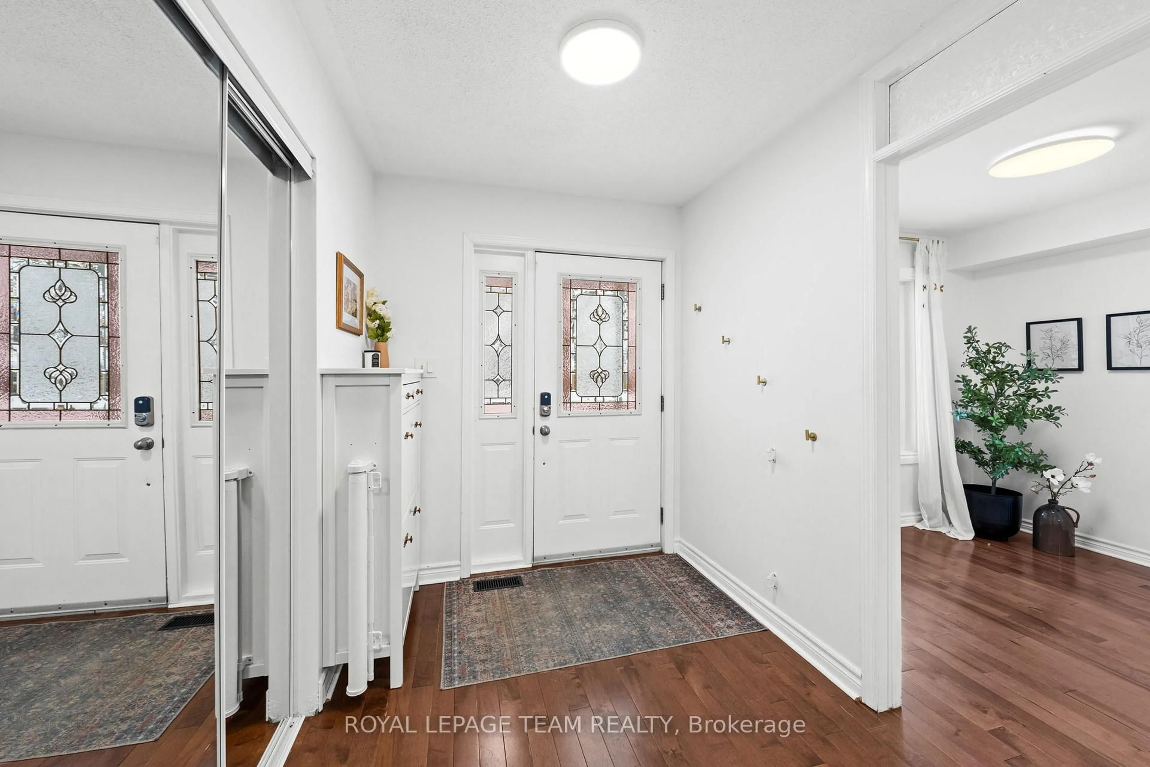 Indoor entryway for 230 Allan St, Smiths Falls Ontario K7A 5E9