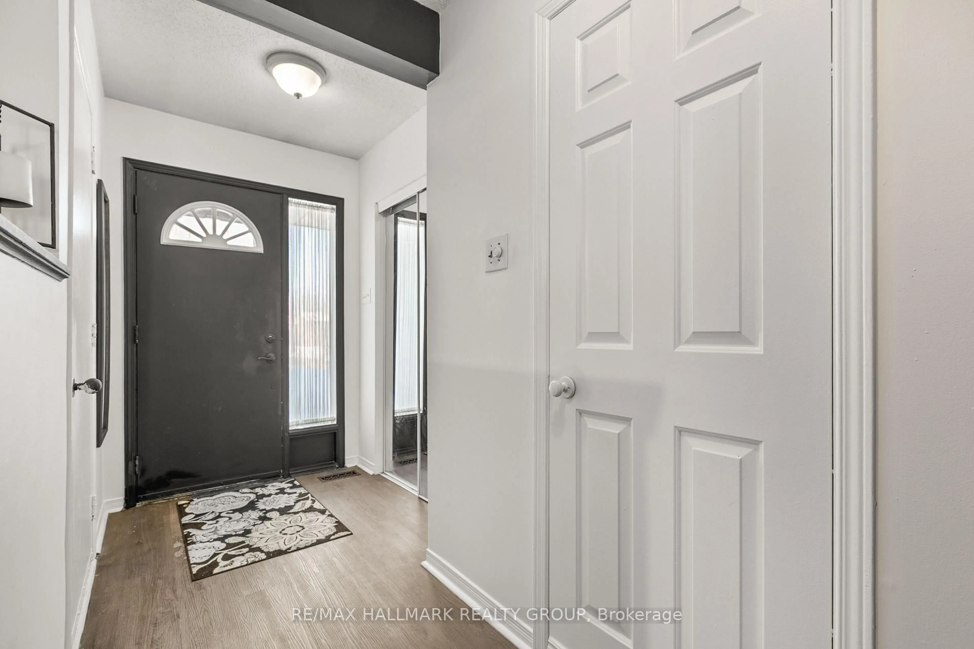 Indoor entryway for 176 Sherway Dr #A, Barrhaven Ontario K2J 1W7