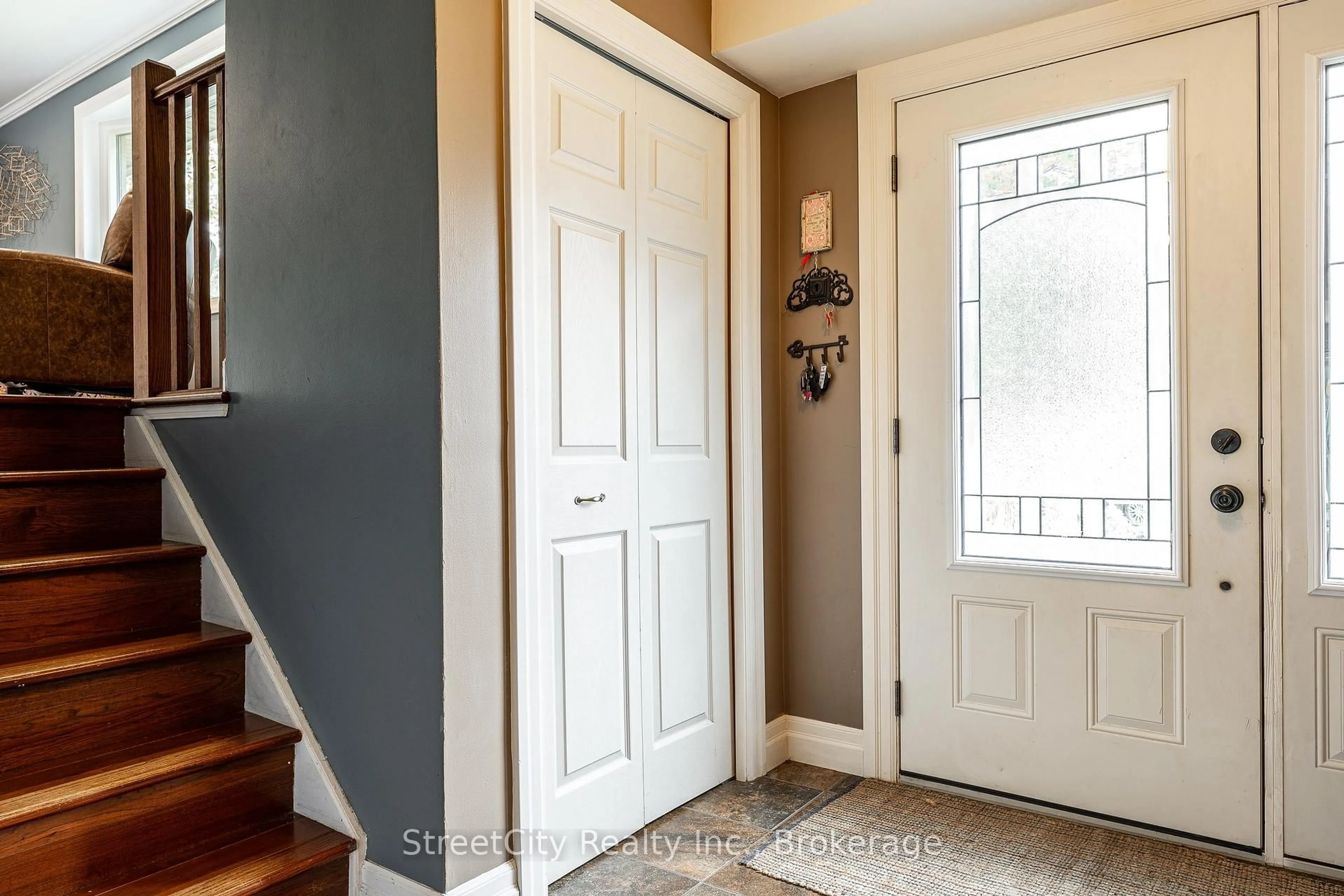 Indoor entryway for 27 Riehl Crt, Stratford Ontario N5A 5K5