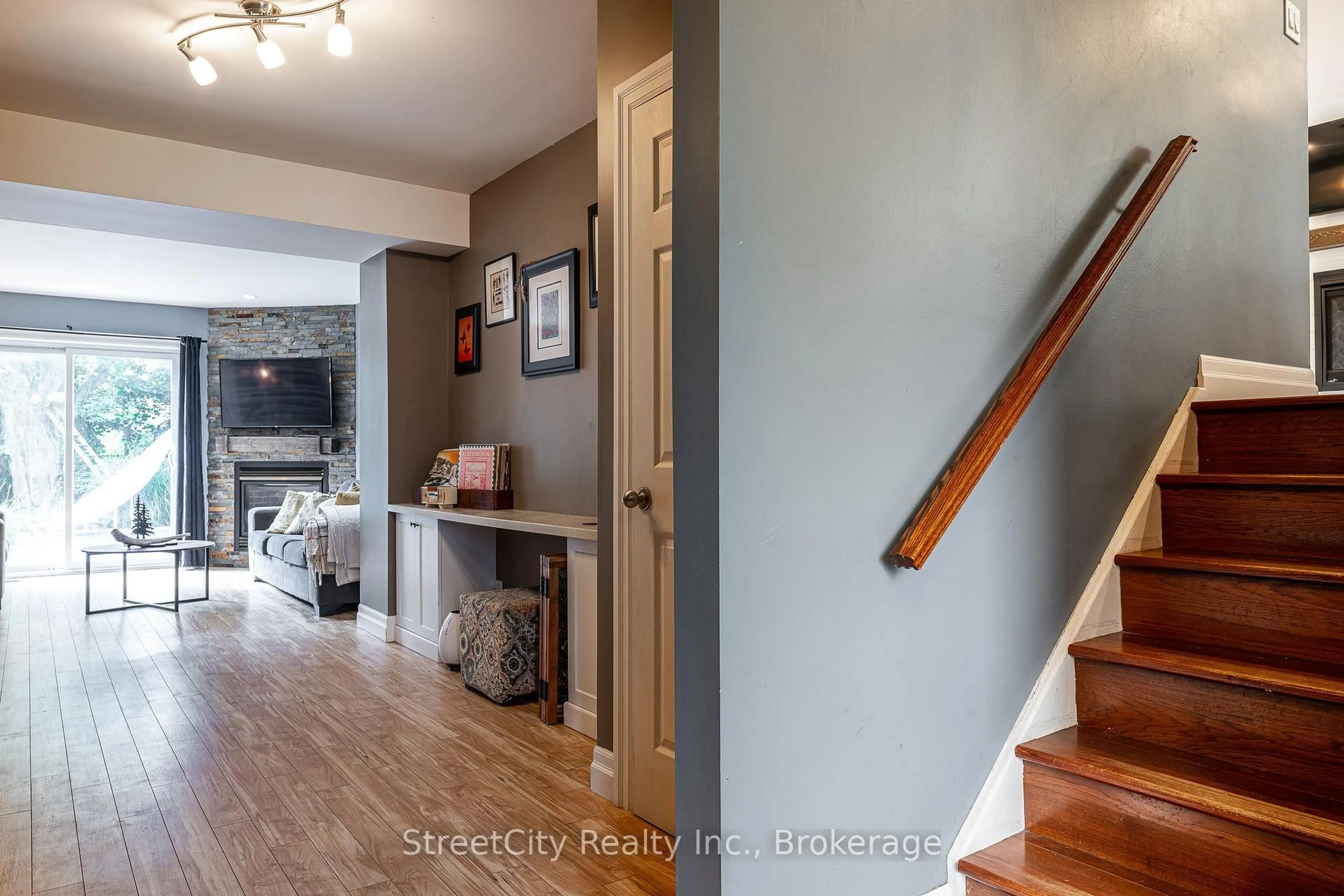 Indoor entryway for 27 Riehl Crt, Stratford Ontario N5A 5K5