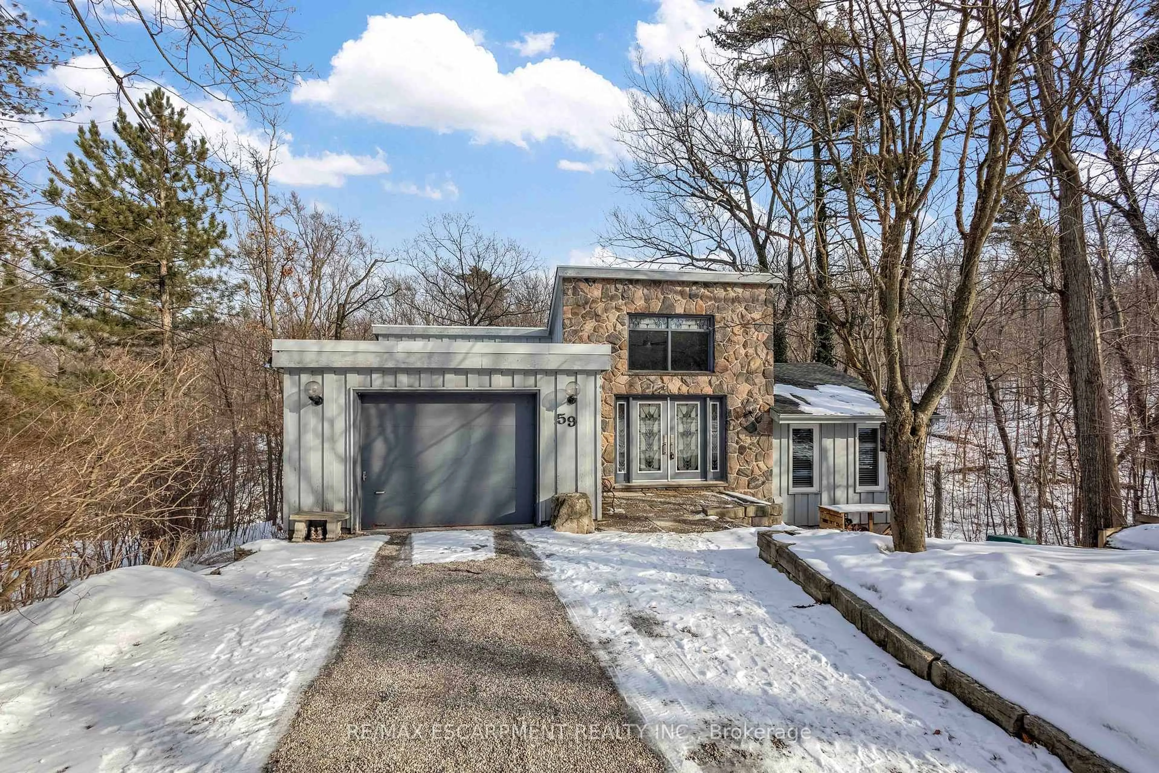 Home with brick exterior material, street for 59 Park Rd, Grimsby Ontario L3M 4E7