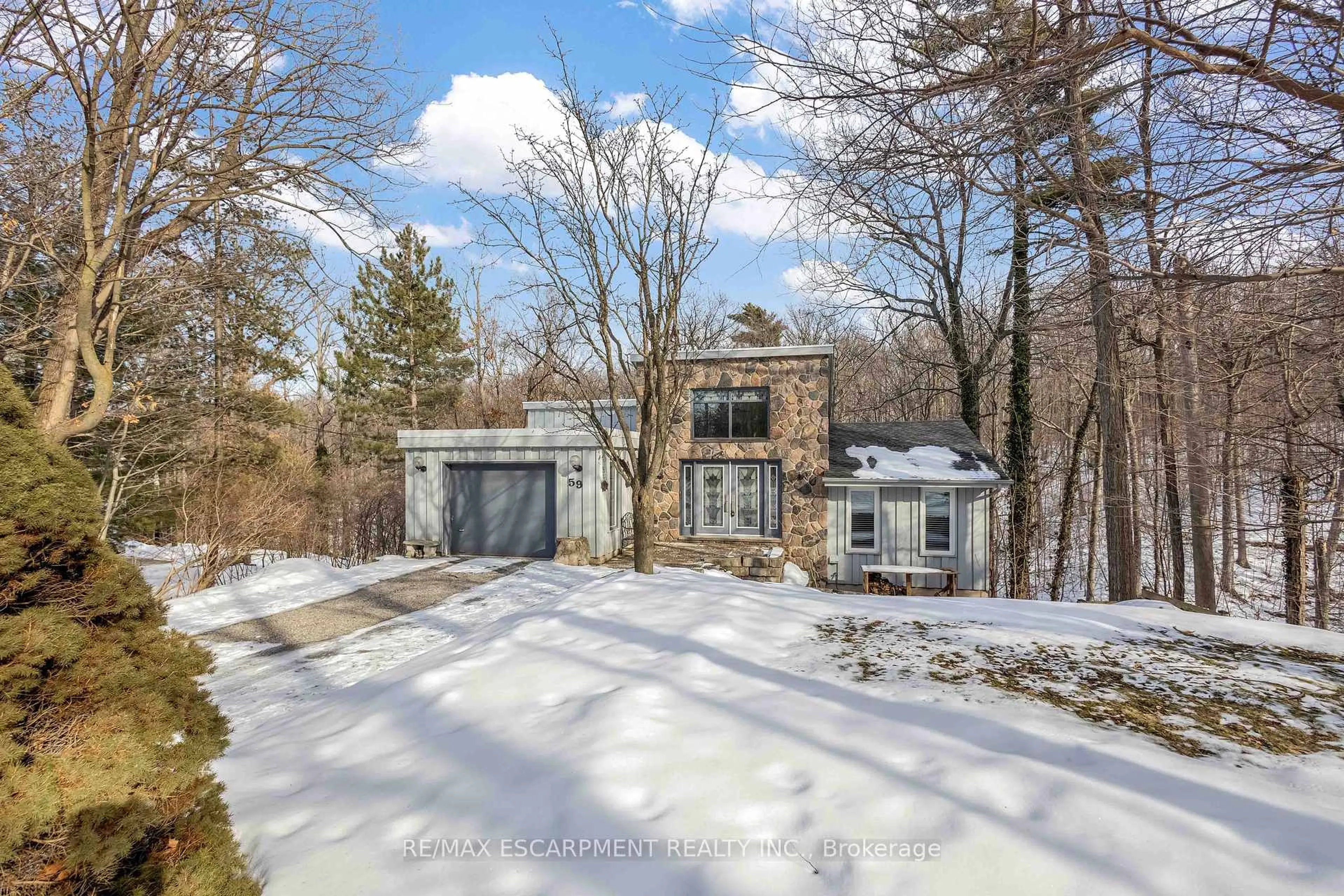 Home with brick exterior material, street for 59 Park Rd, Grimsby Ontario L3M 4E7