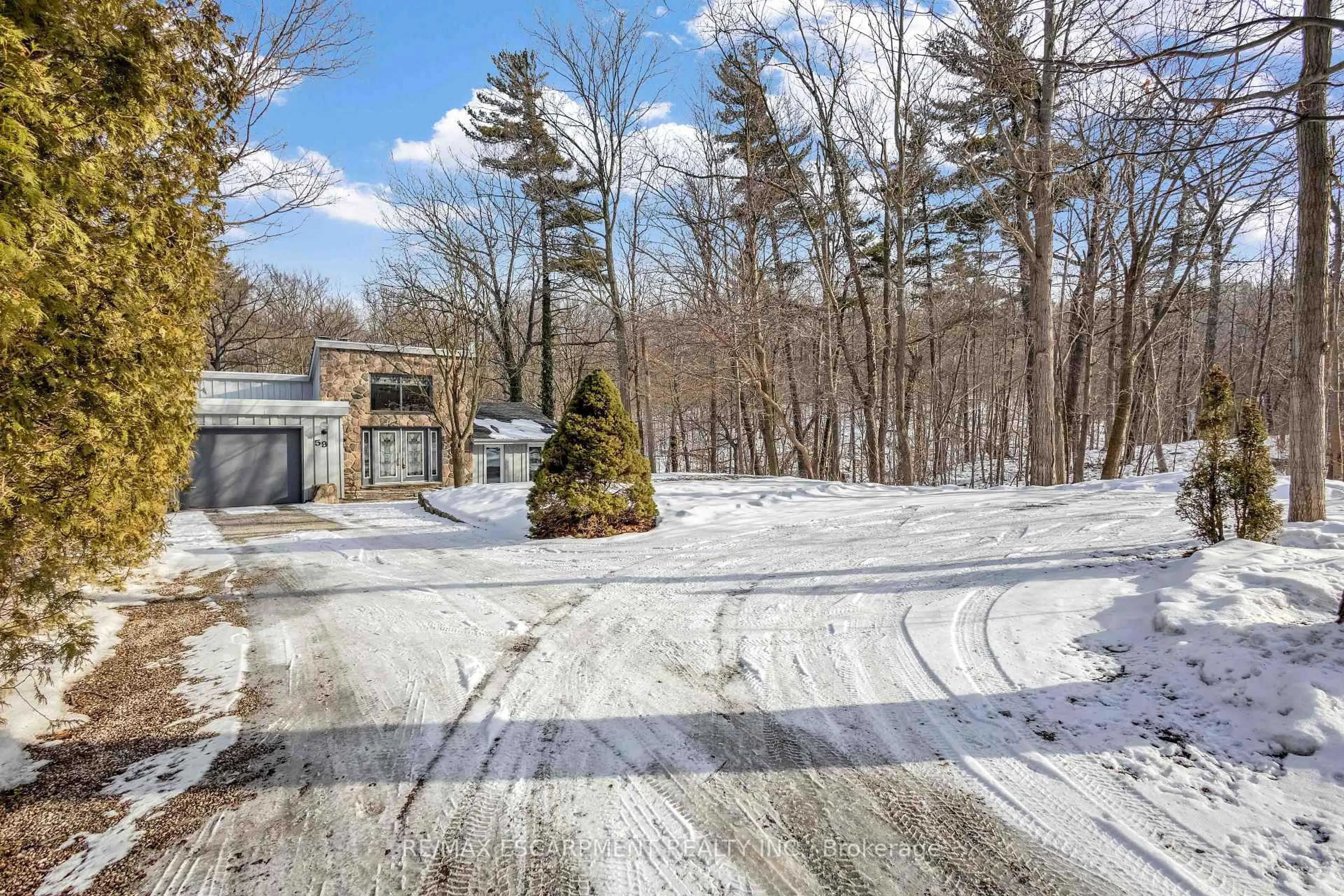 A pic from outside/outdoor area/front of a property/back of a property/a pic from drone, unknown for 59 Park Rd, Grimsby Ontario L3M 4E7