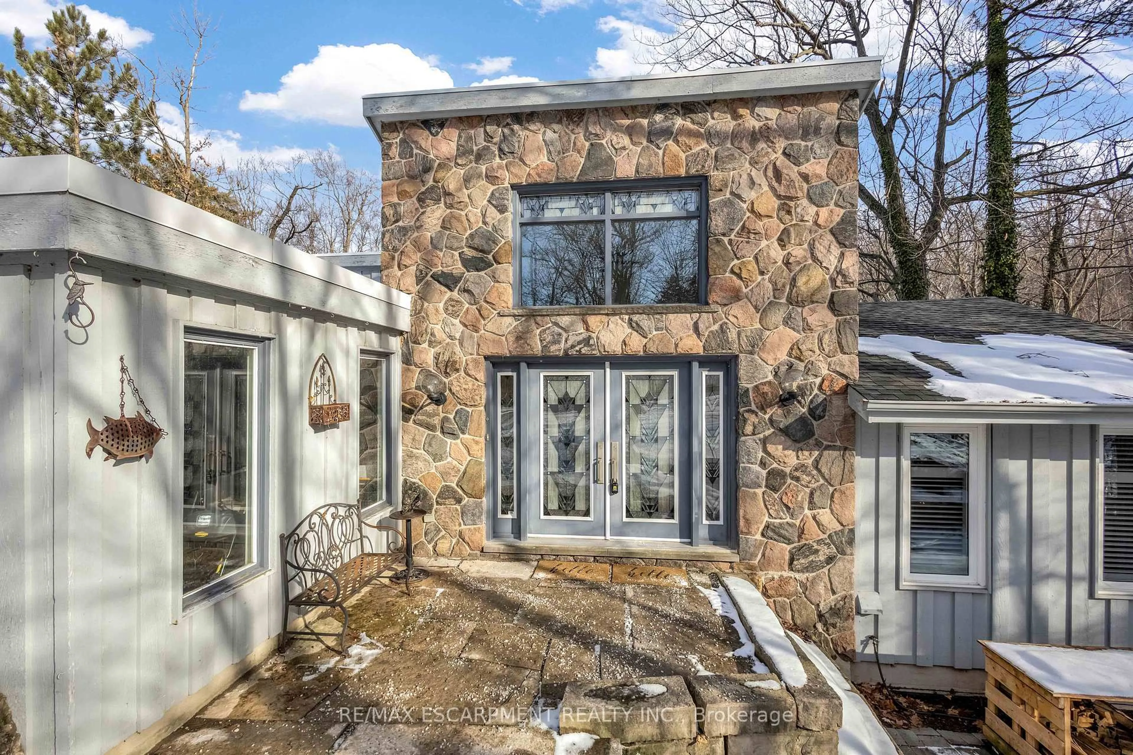 Home with brick exterior material, street for 59 Park Rd, Grimsby Ontario L3M 4E7