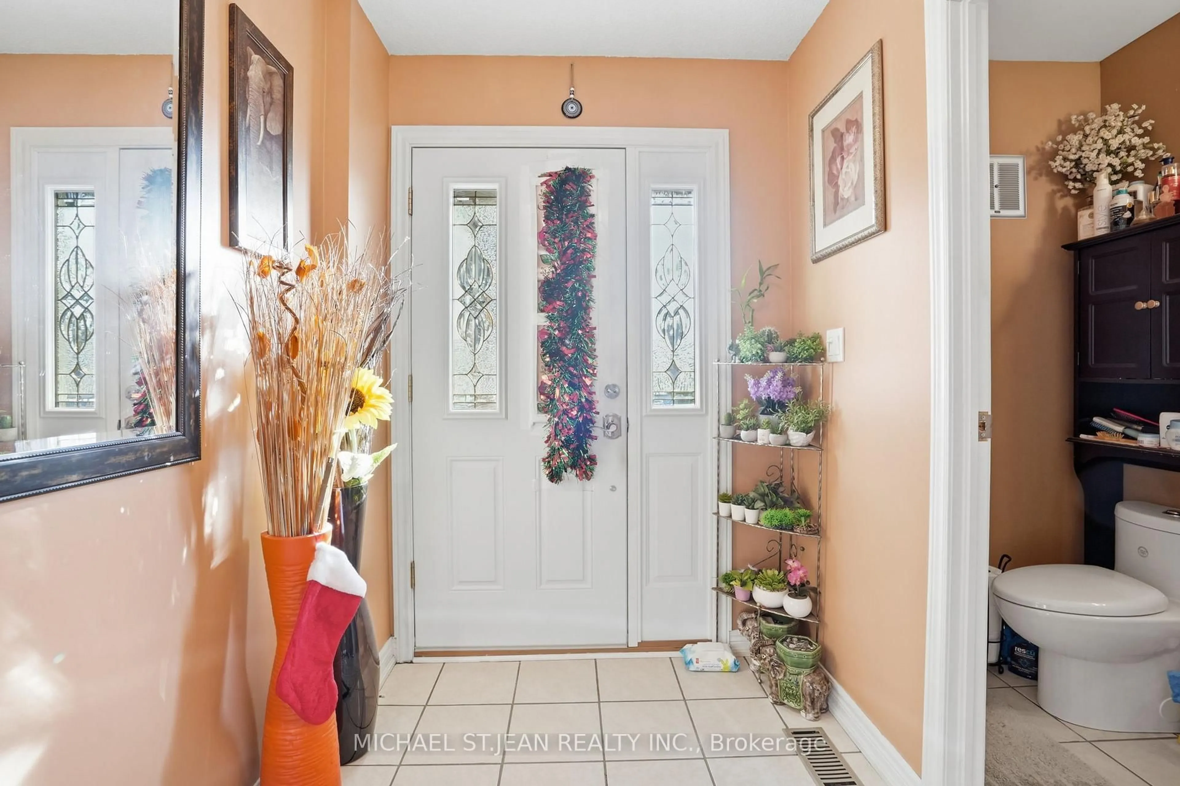 Indoor entryway for 92 St. Andrews Dr, Hamilton Ontario L8K 6H4