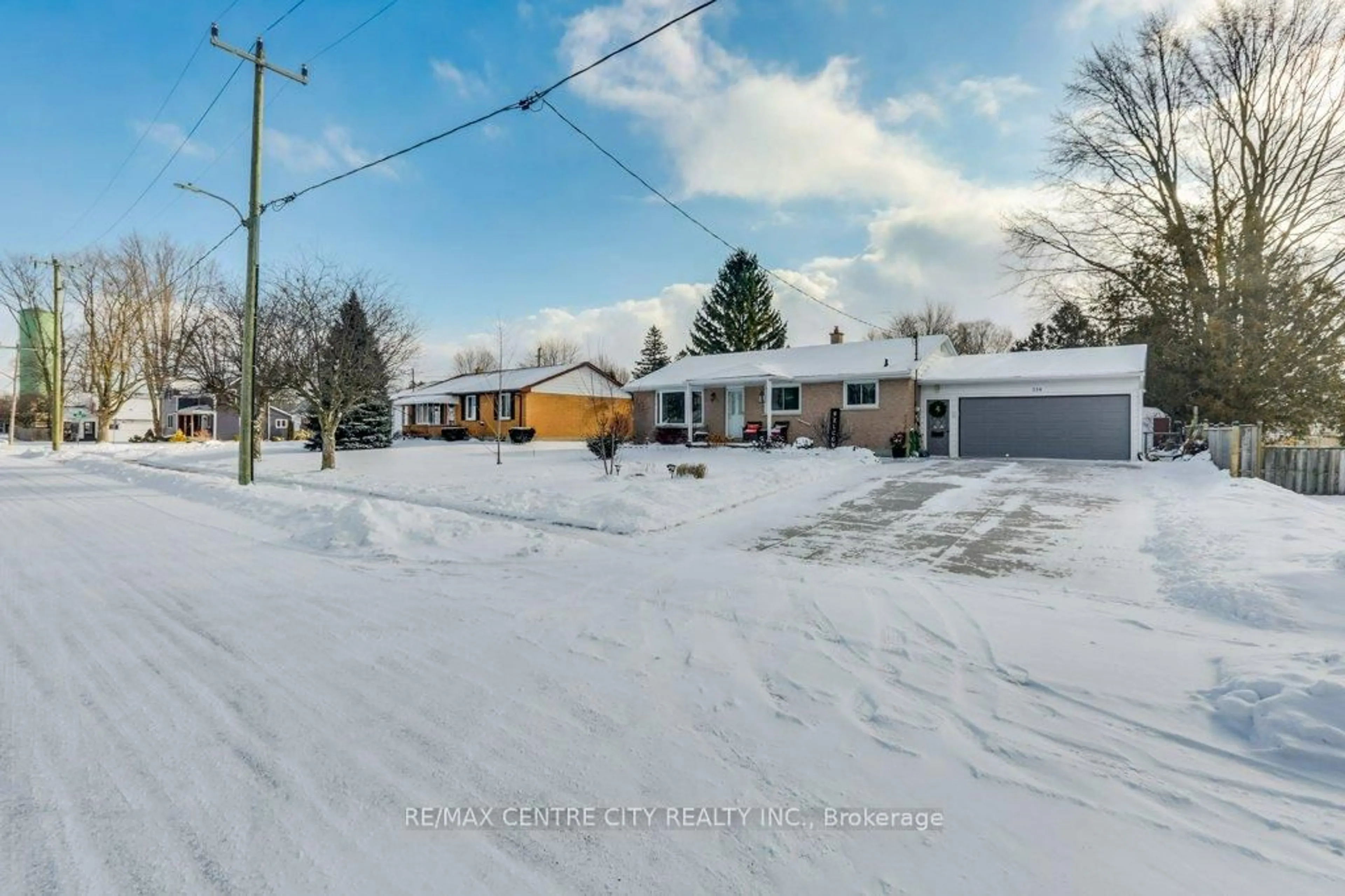 A pic from outside/outdoor area/front of a property/back of a property/a pic from drone, street for 258 Mary St, Dutton/Dunwich Ontario N0L 1J0
