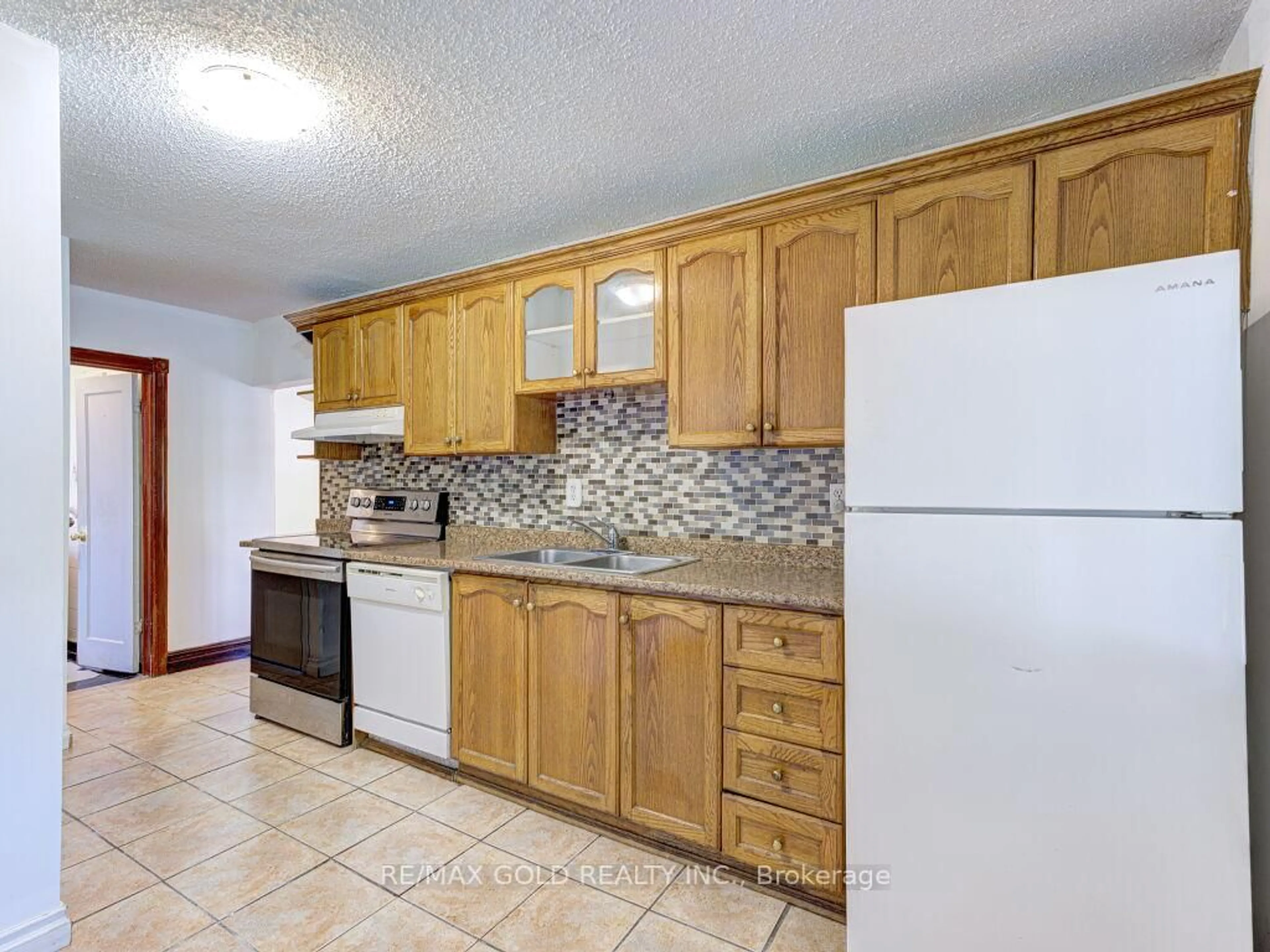 Standard kitchen, ceramic/tile floor for 960 Bitterbush Cres #35, London North Ontario N6H 0G1