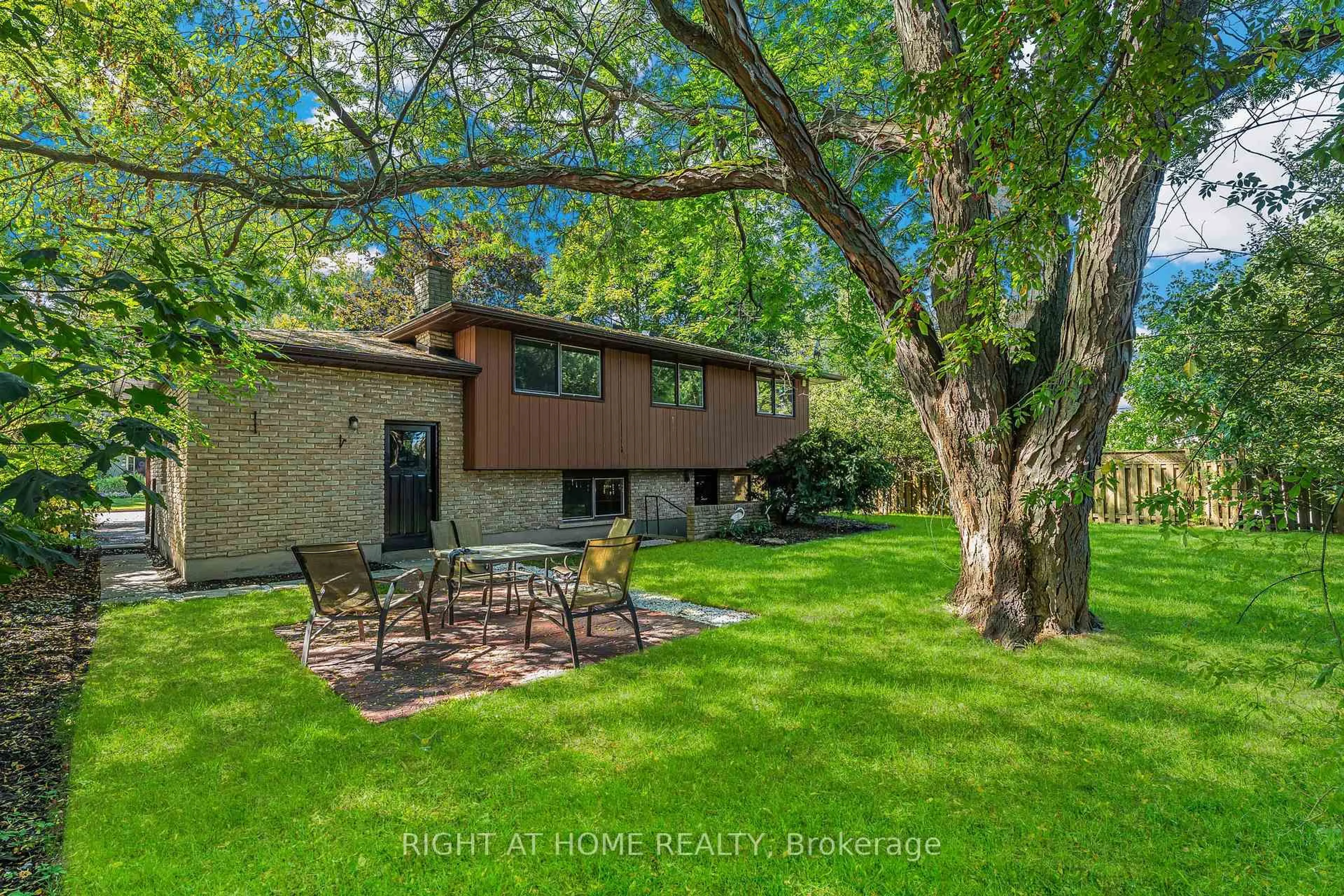 A pic from outside/outdoor area/front of a property/back of a property/a pic from drone, unknown for 335 William St, Niagara-on-the-Lake Ontario L0S 1J0