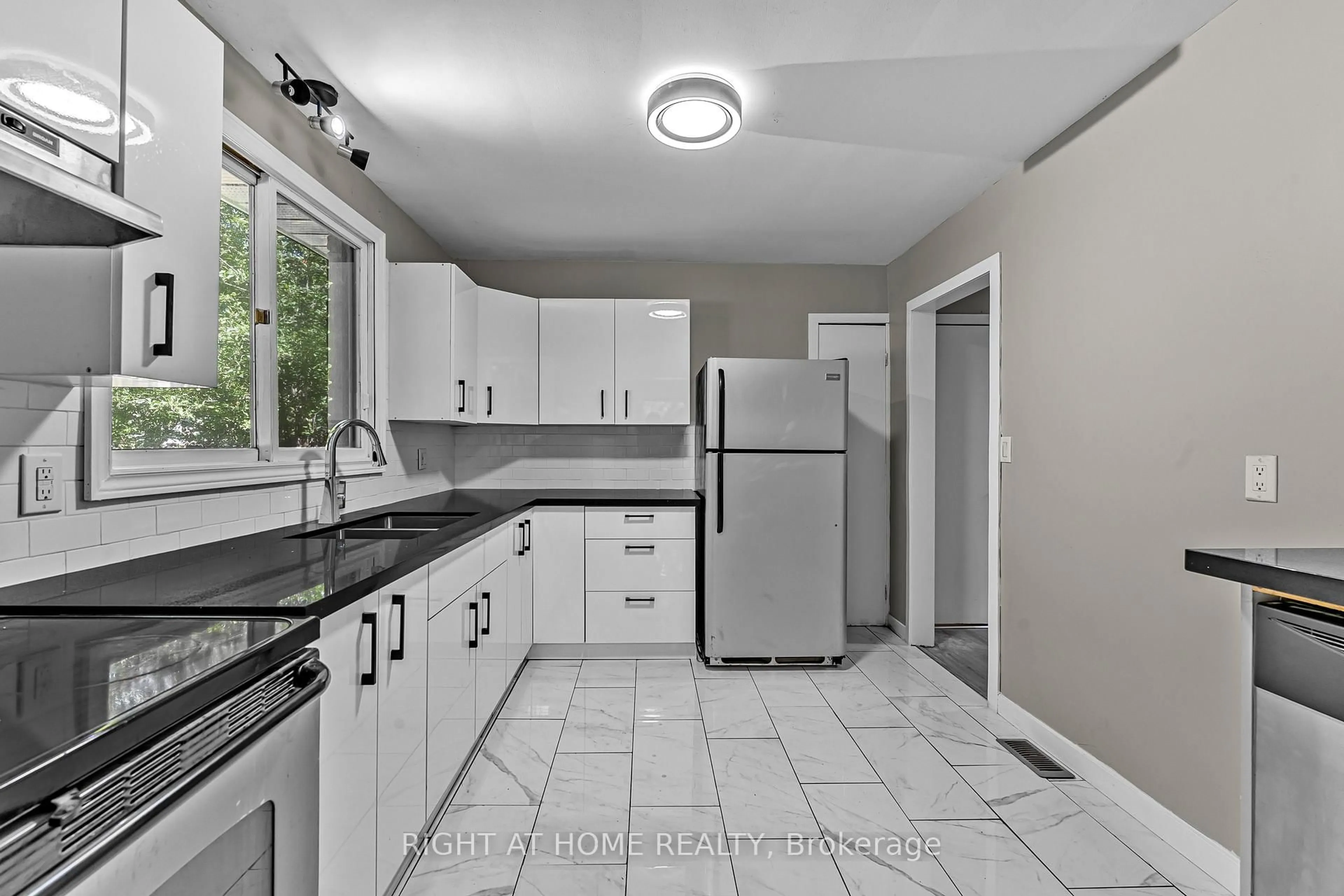 Standard kitchen, ceramic/tile floor for 335 William St, Niagara-on-the-Lake Ontario L0S 1J0