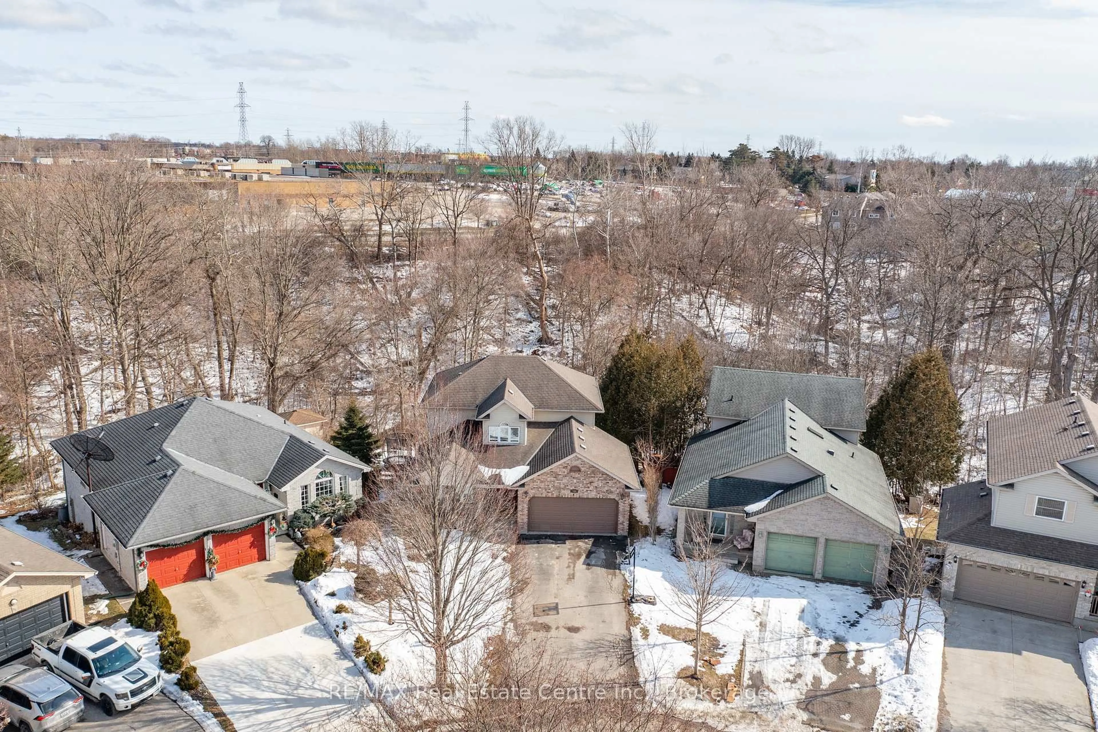 A pic from outside/outdoor area/front of a property/back of a property/a pic from drone, unknown for 366 Jonathan St, London South Ontario N5Z 5C8
