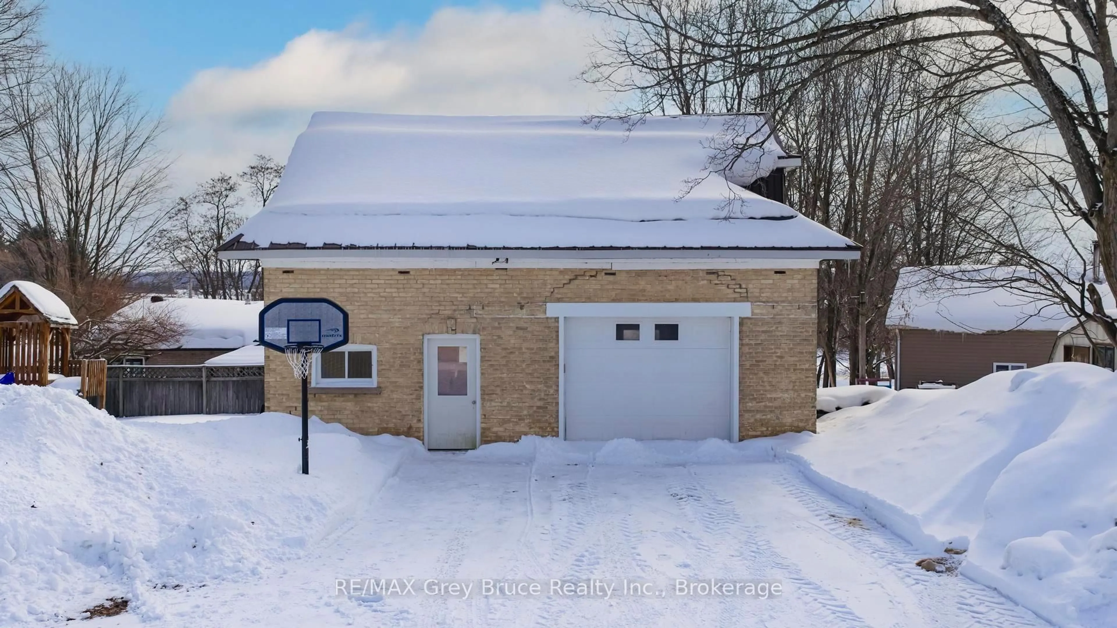 Indoor garage for 71 Main St, Arran-Elderslie Ontario N0H 2N0
