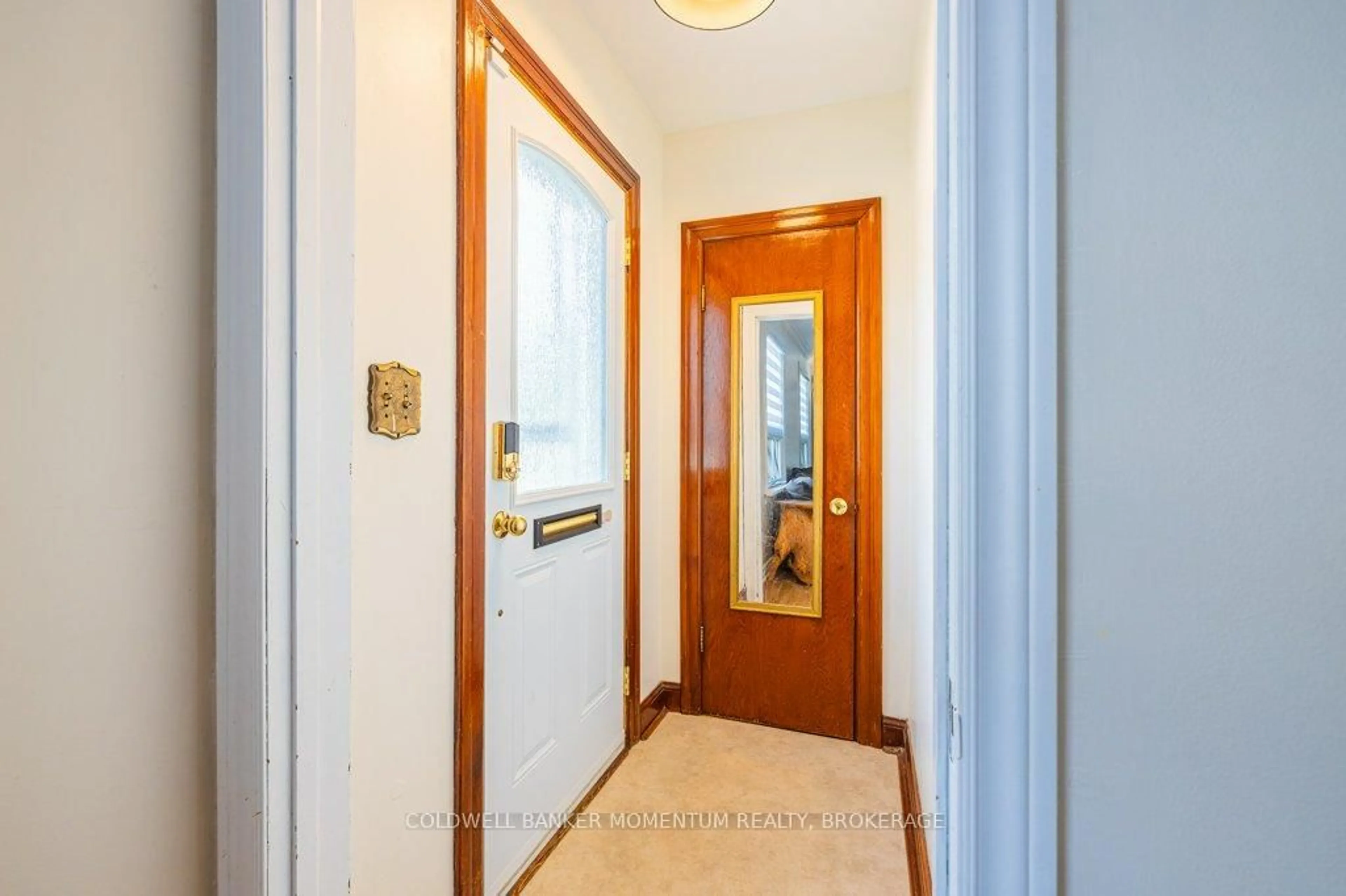 Indoor entryway for 313 Highland Ave, Fort Erie Ontario L2A 2Y1