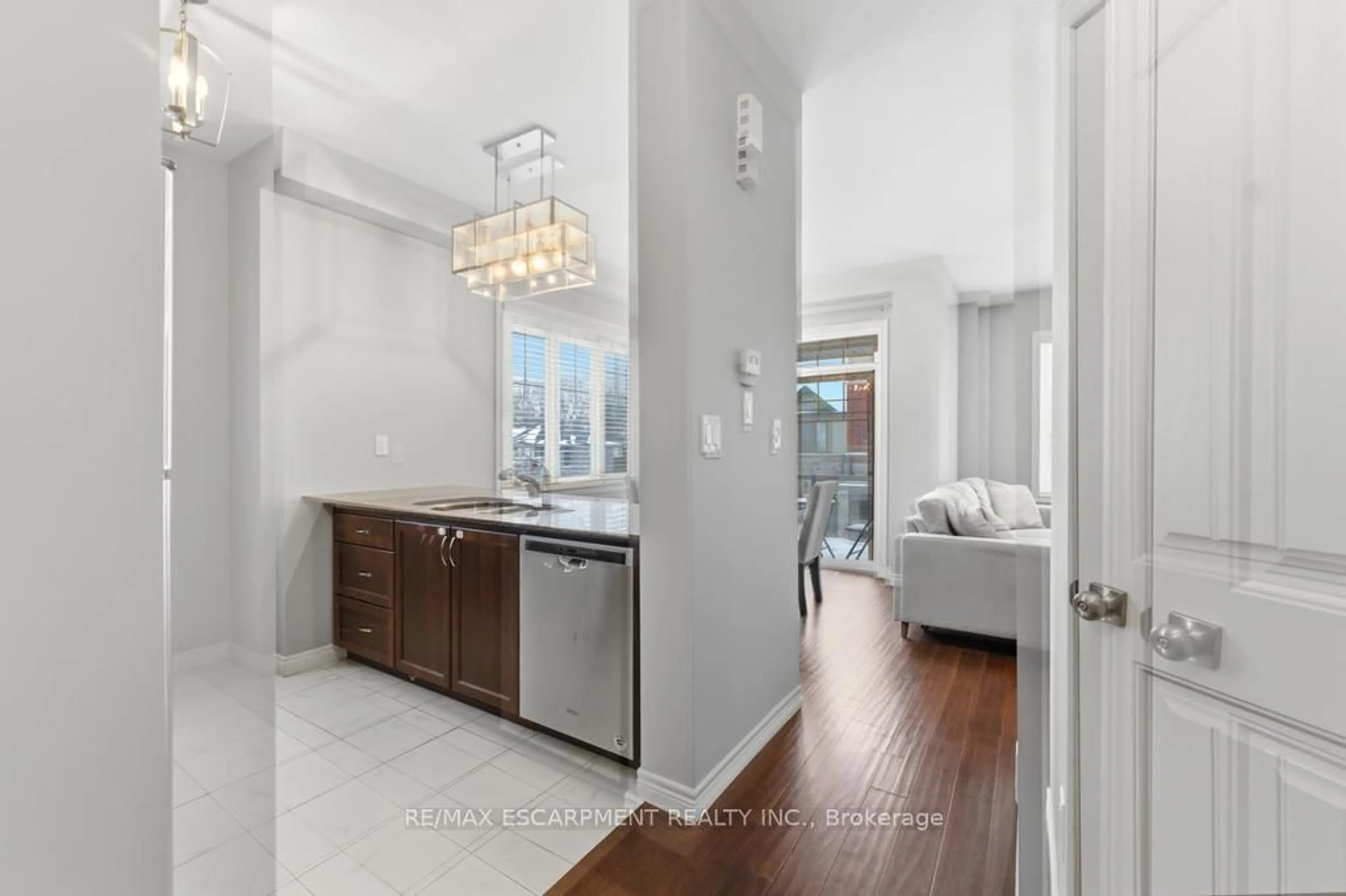 Indoor entryway for 4 ANDRUSS Lane, Hamilton Ontario L9G 0G7