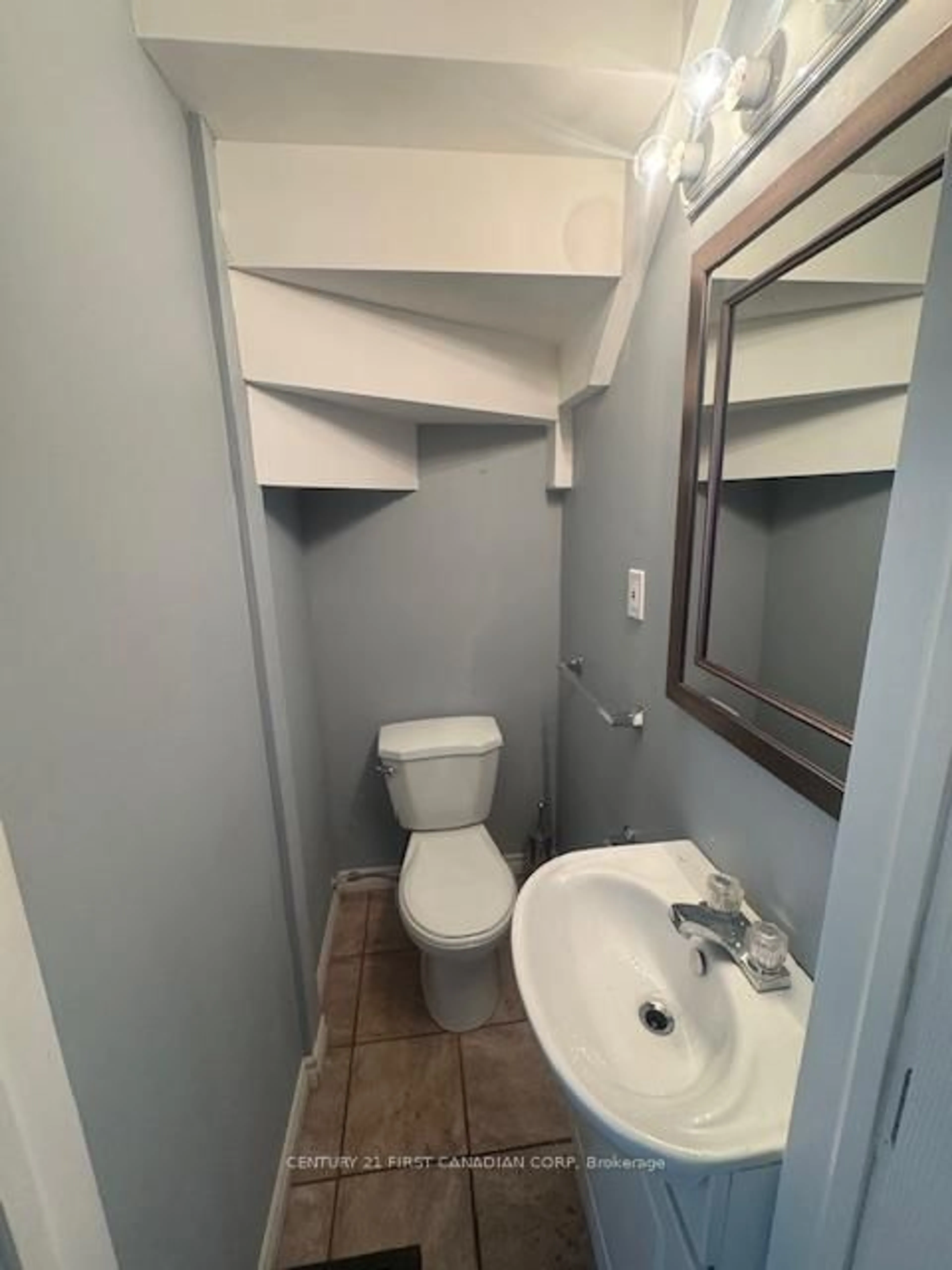 Standard bathroom, floor is not visible for 28 Oxford St, London North Ontario N6H 1R3