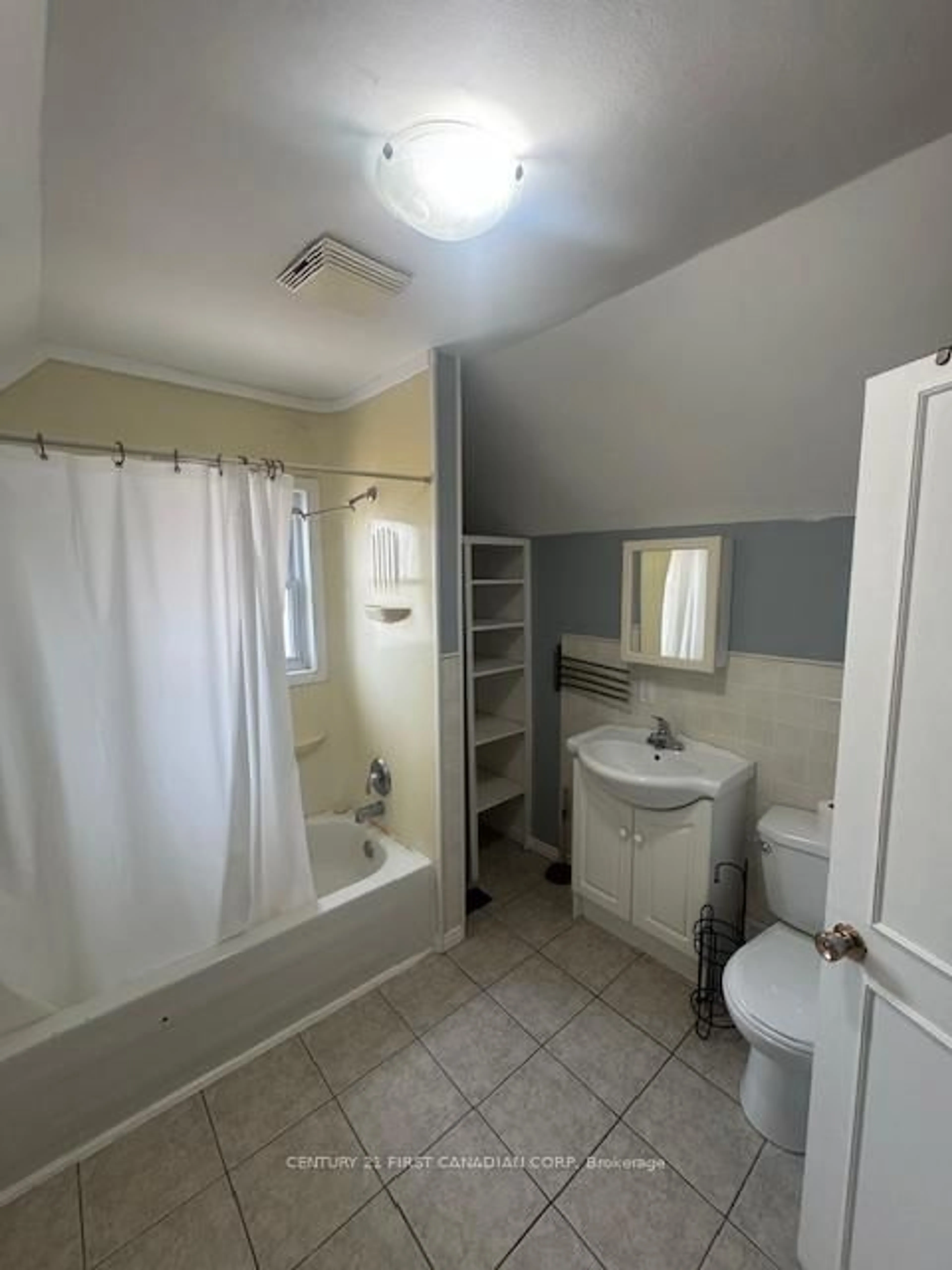 Standard bathroom, unknown for 28 Oxford St, London North Ontario N6H 1R3
