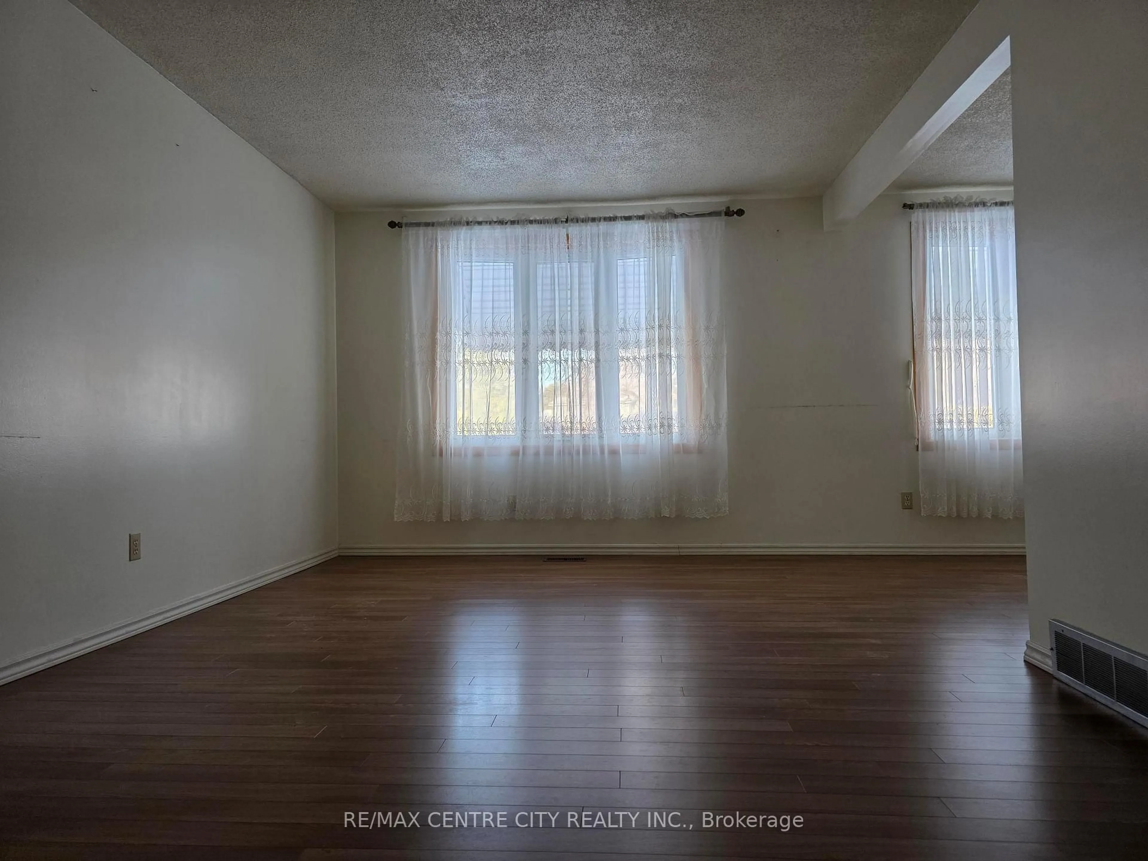 A pic of a room for 405 Rippleton Rd, London North Ontario N6G 1M3