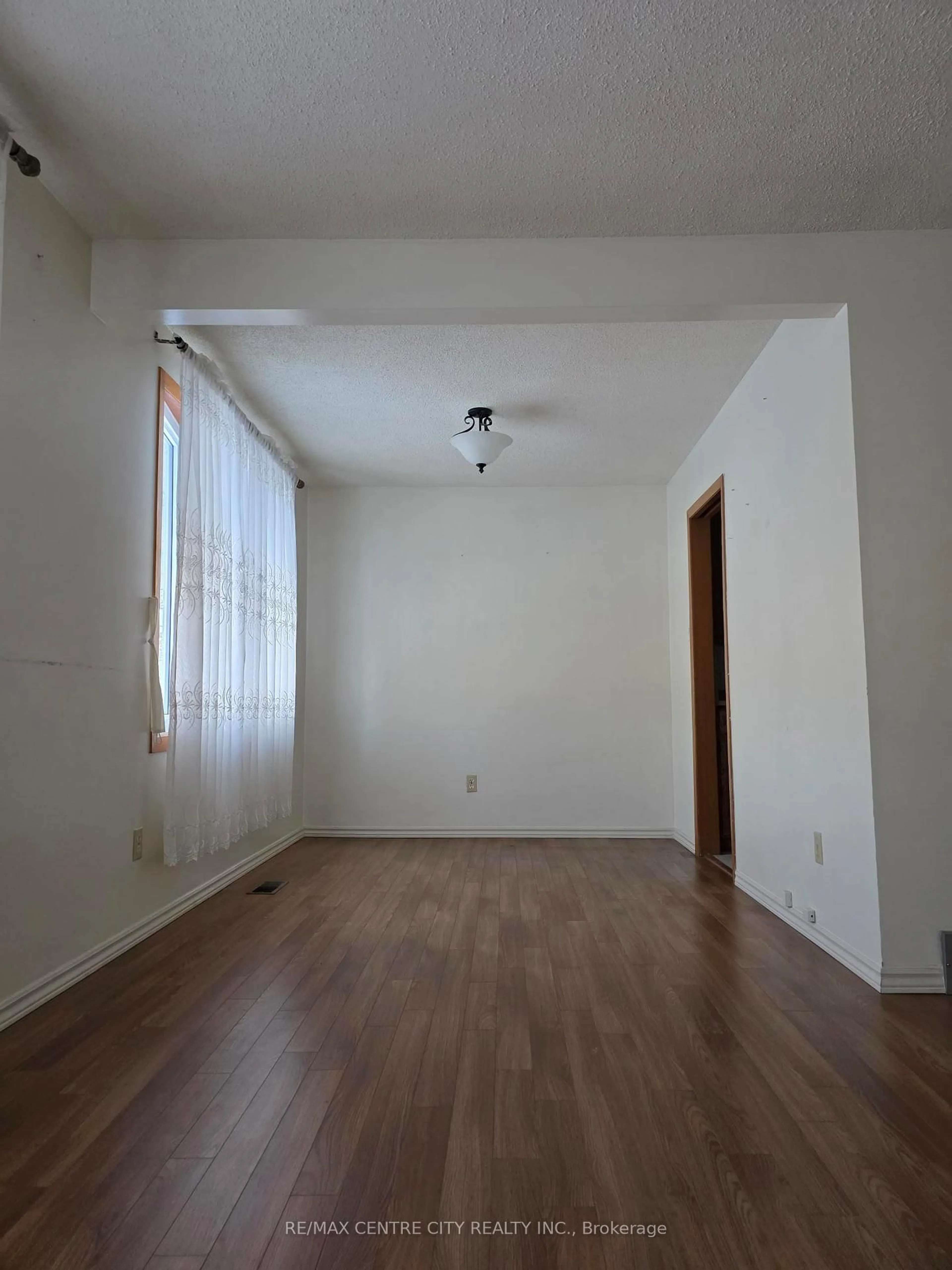 A pic of a room for 405 Rippleton Rd, London North Ontario N6G 1M3