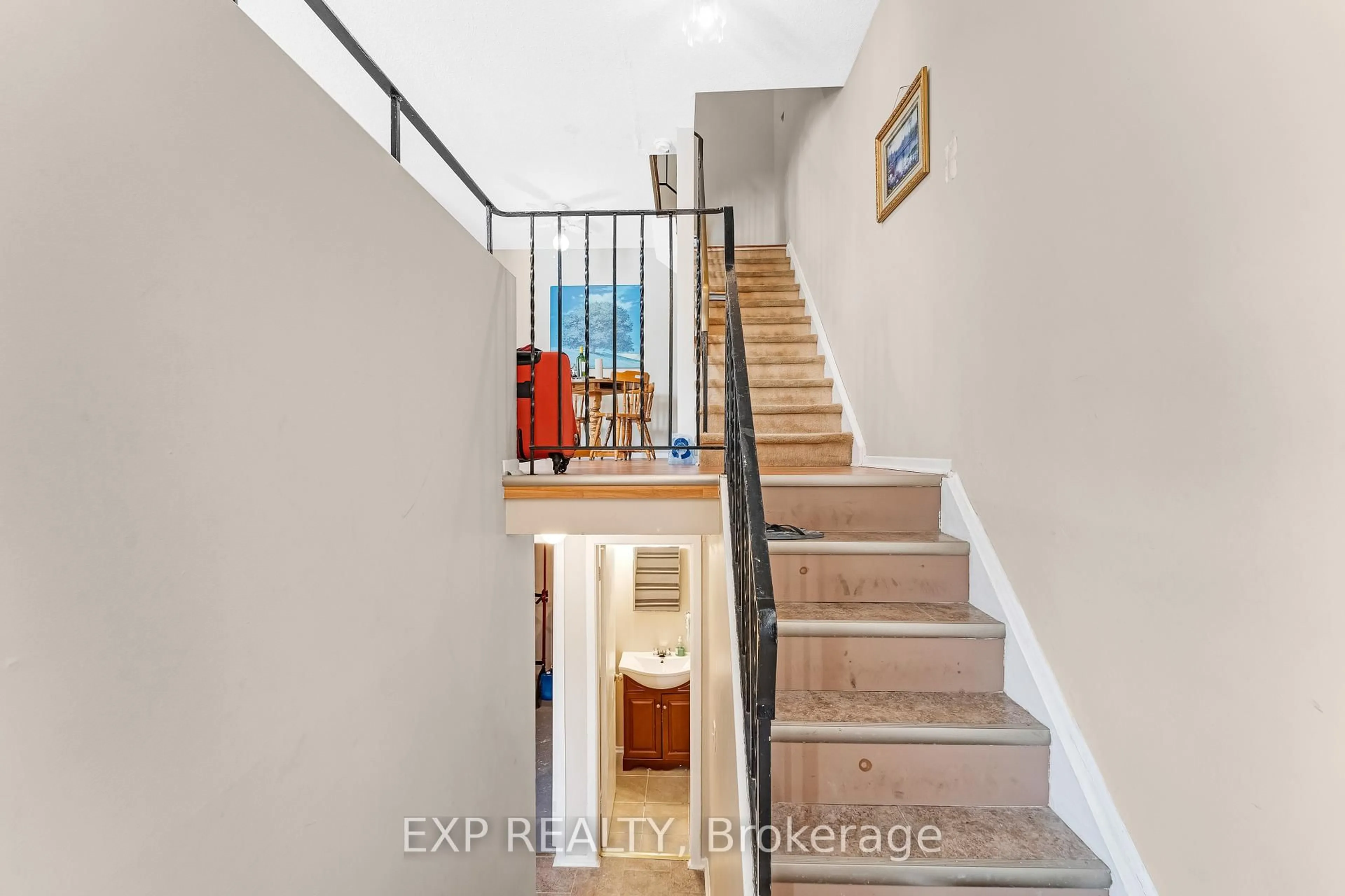 Indoor entryway for 44A Woodvale Green #52, Ottawa Ontario K2G 4H4