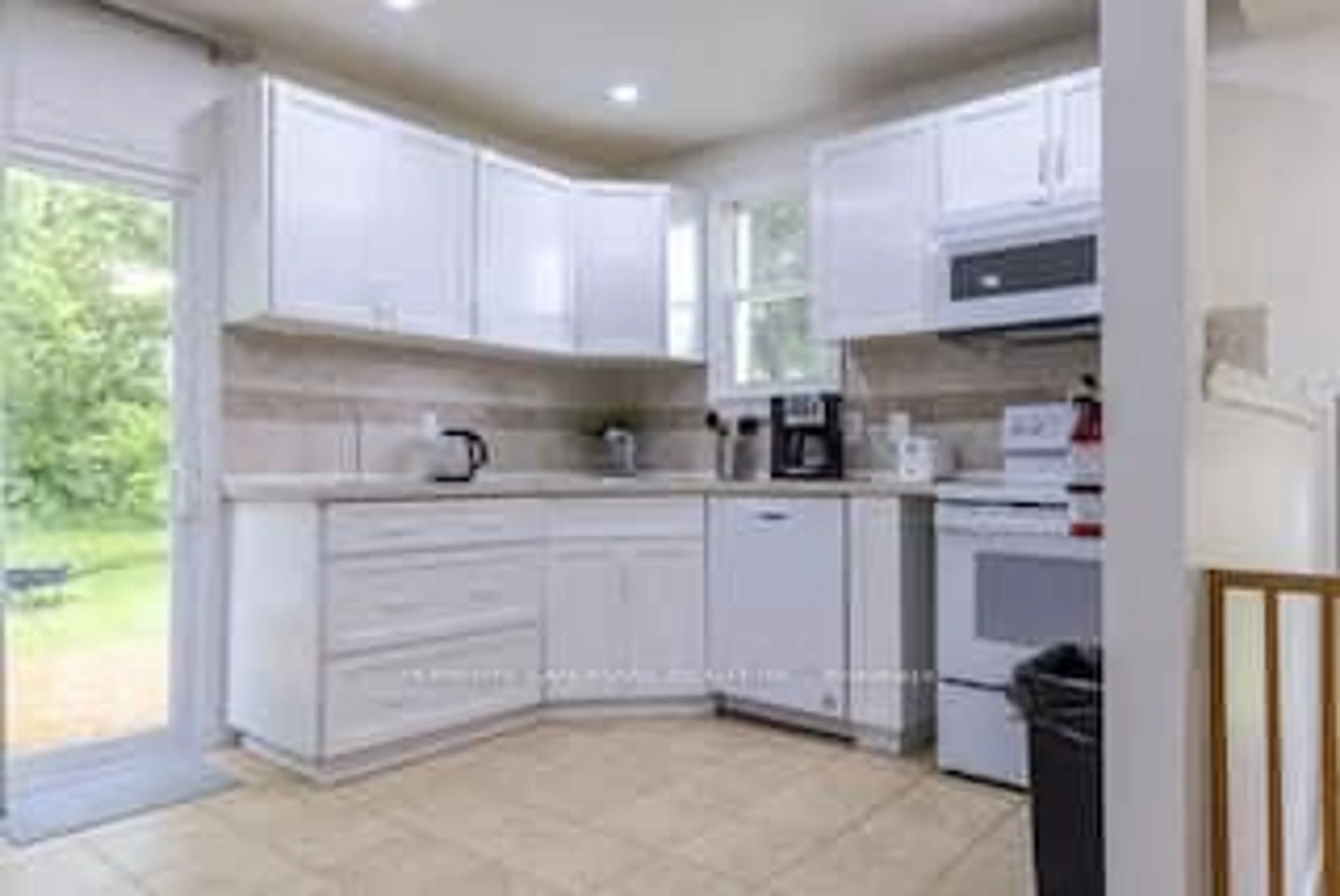 Standard kitchen, ceramic/tile floor for 5802 North St, Niagara Falls Ontario L2G 1J6