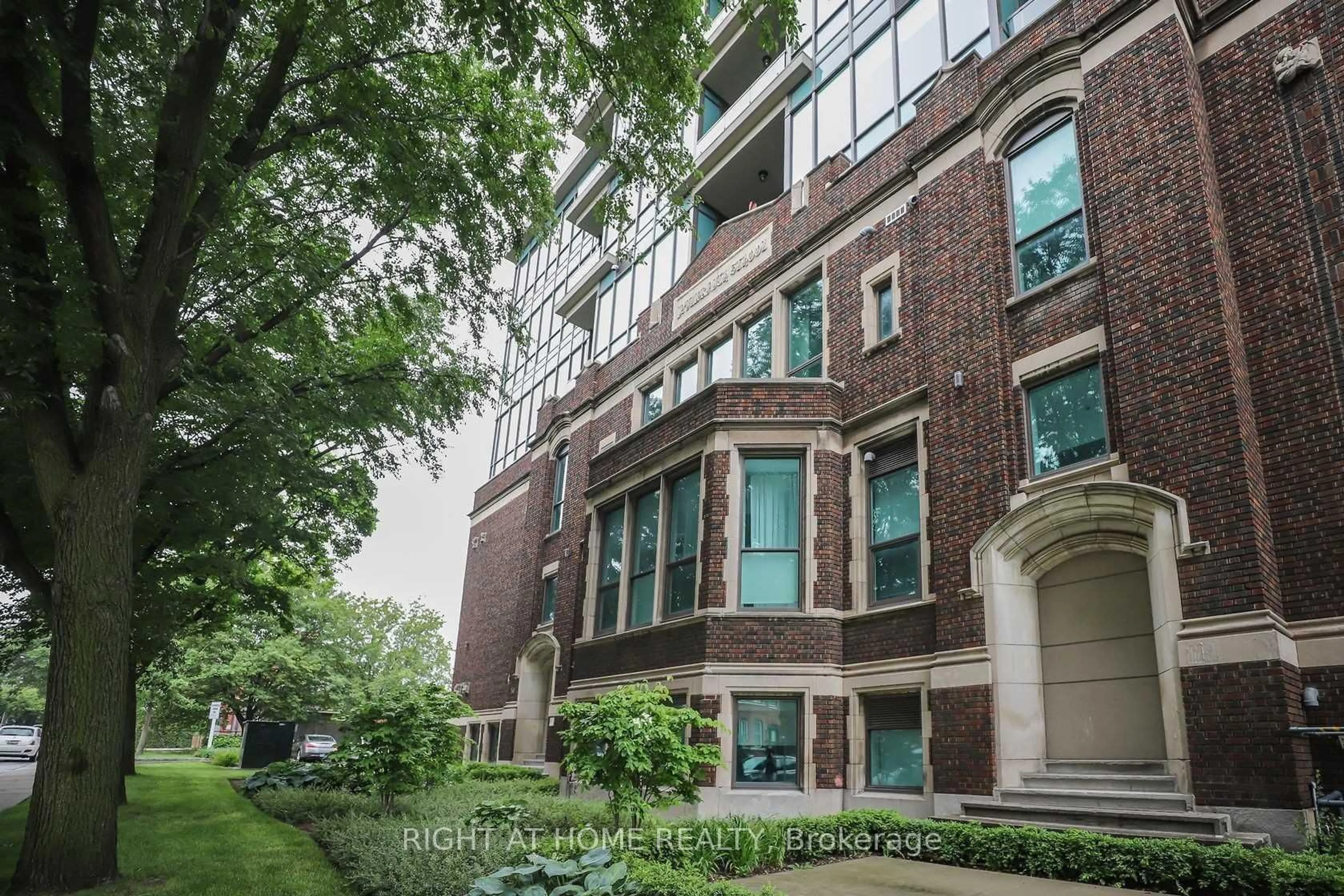 Home with brick exterior material, building for 50 Murray St #102, Hamilton Ontario L8L 1B3