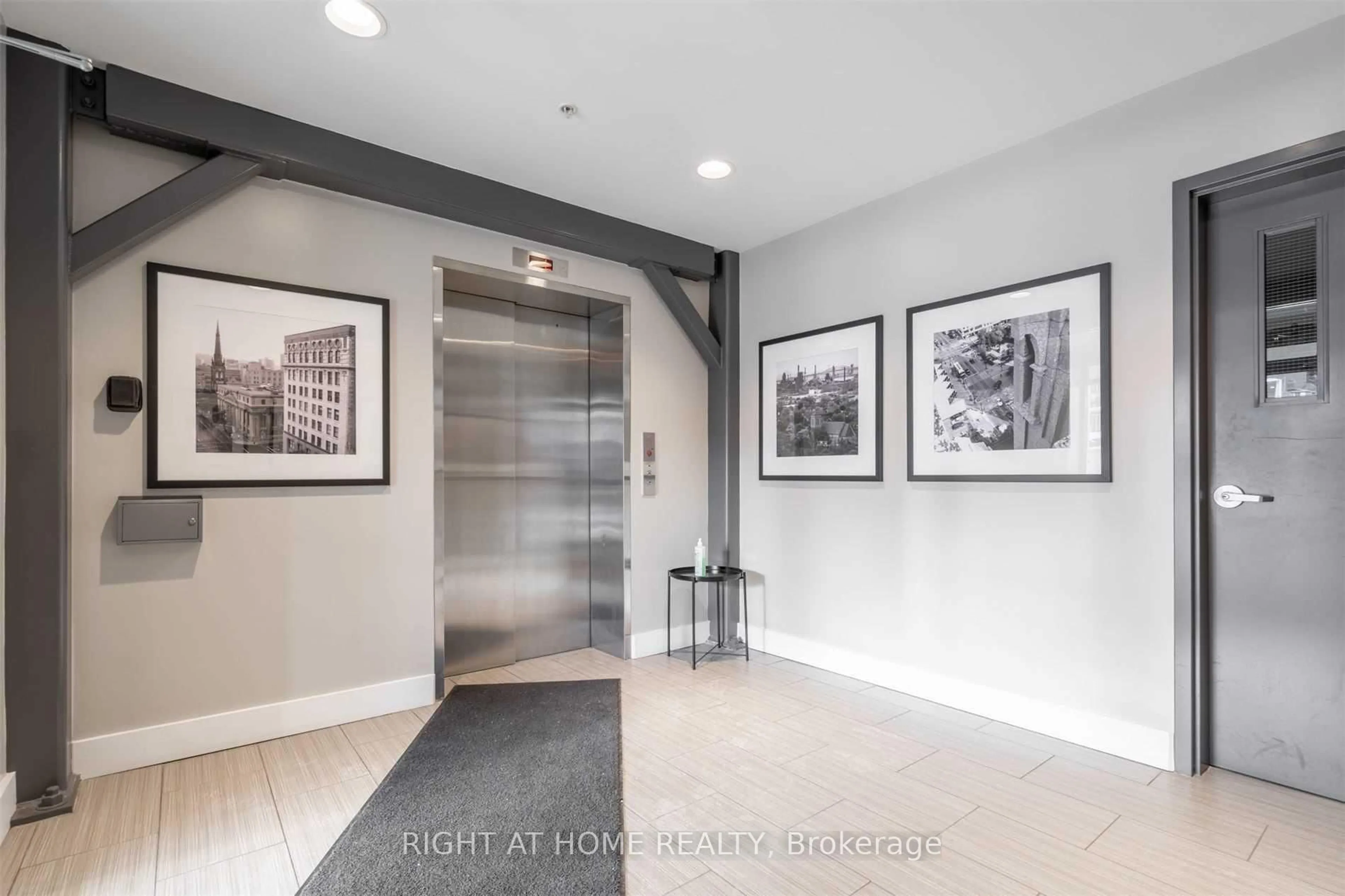 Indoor foyer for 50 Murray St #102, Hamilton Ontario L8L 1B3