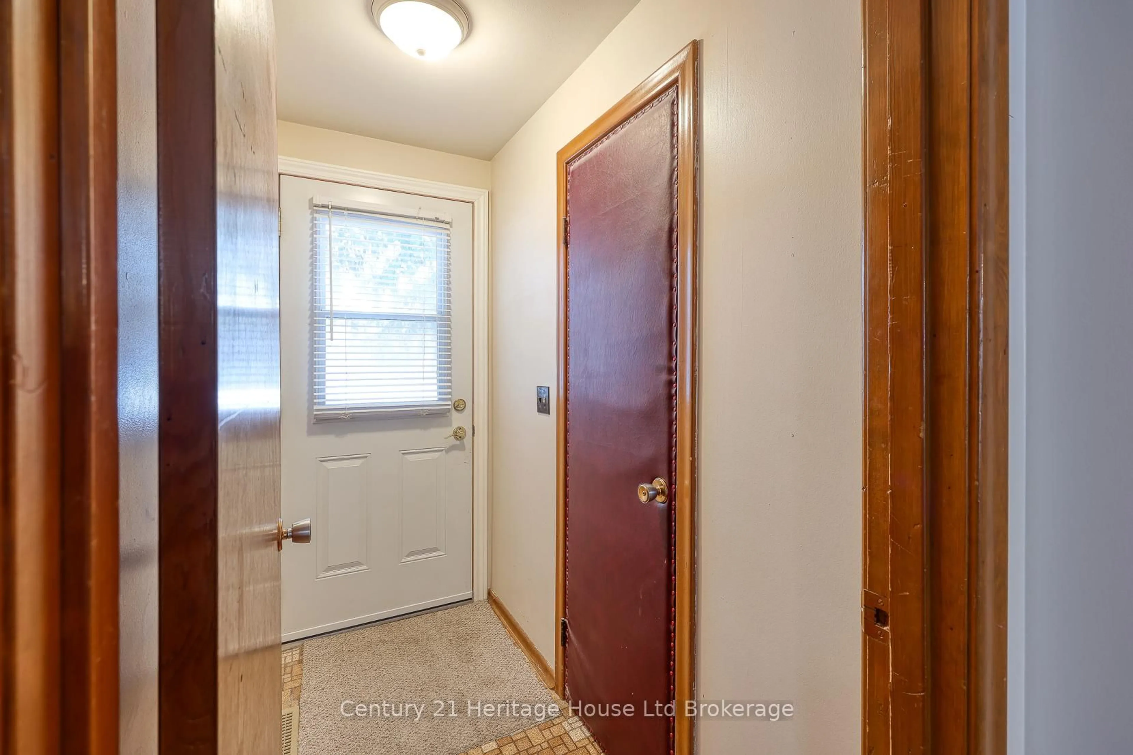 Indoor entryway for 85 Springbank Ave #4, Woodstock Ontario N4S 7P7