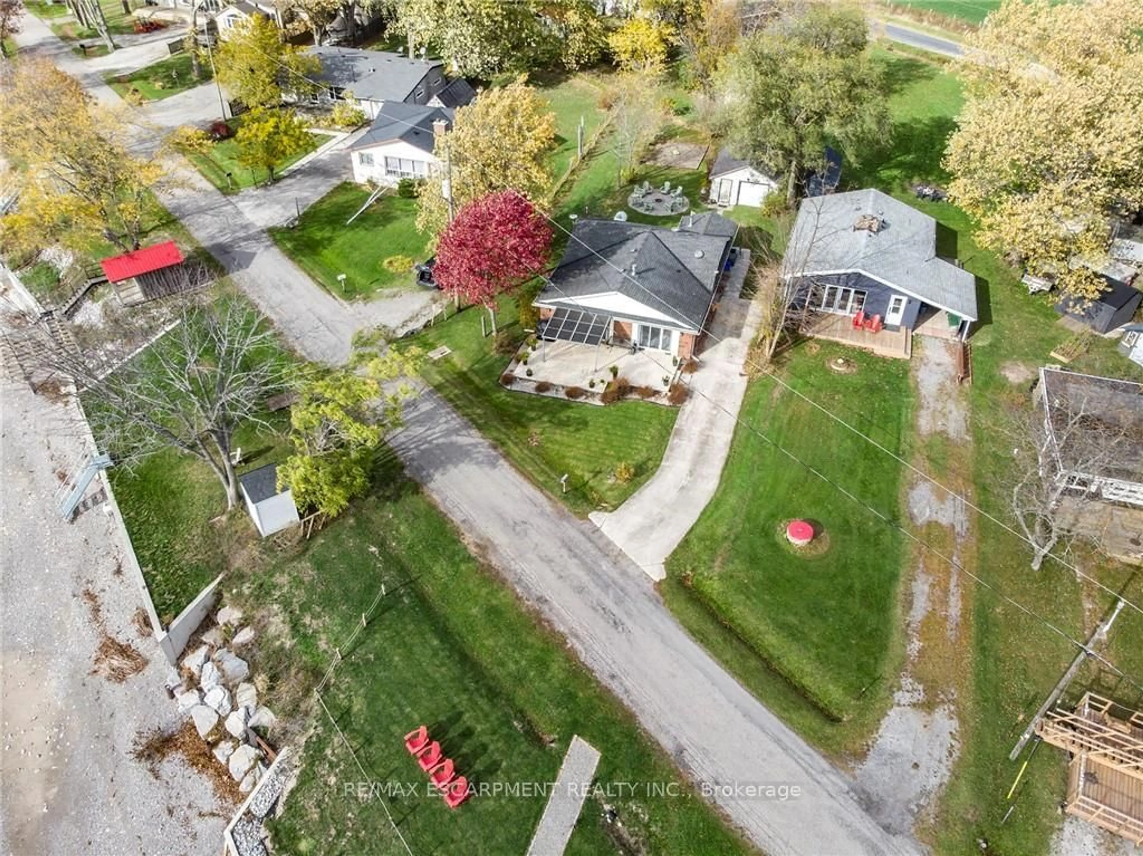 A pic from outside/outdoor area/front of a property/back of a property/a pic from drone, street for 577 Edgewater Pl, Haldimand Ontario N1A 2W8