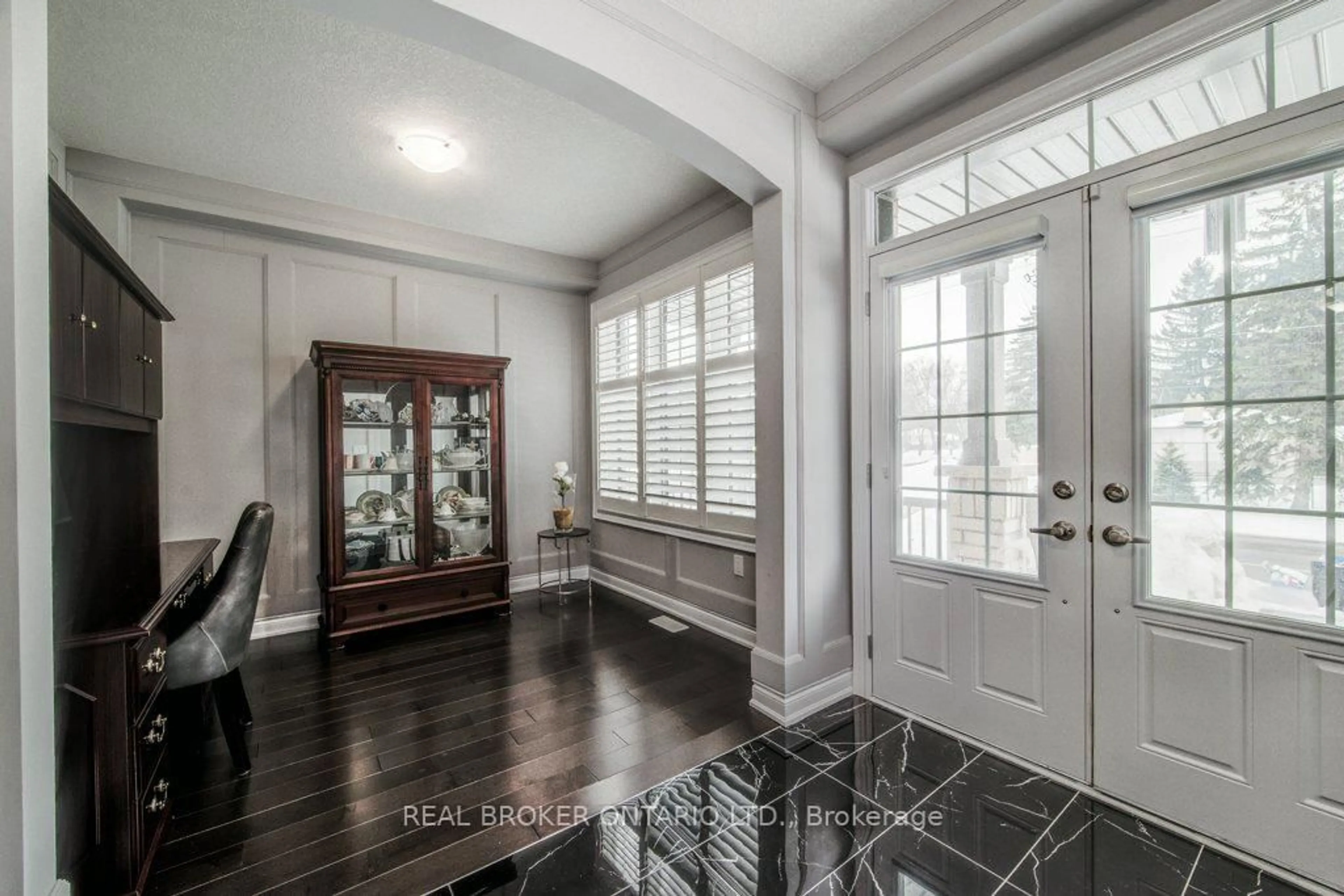 Indoor entryway for 192 Woolwich St, Woolwich Ontario N0B 1M0