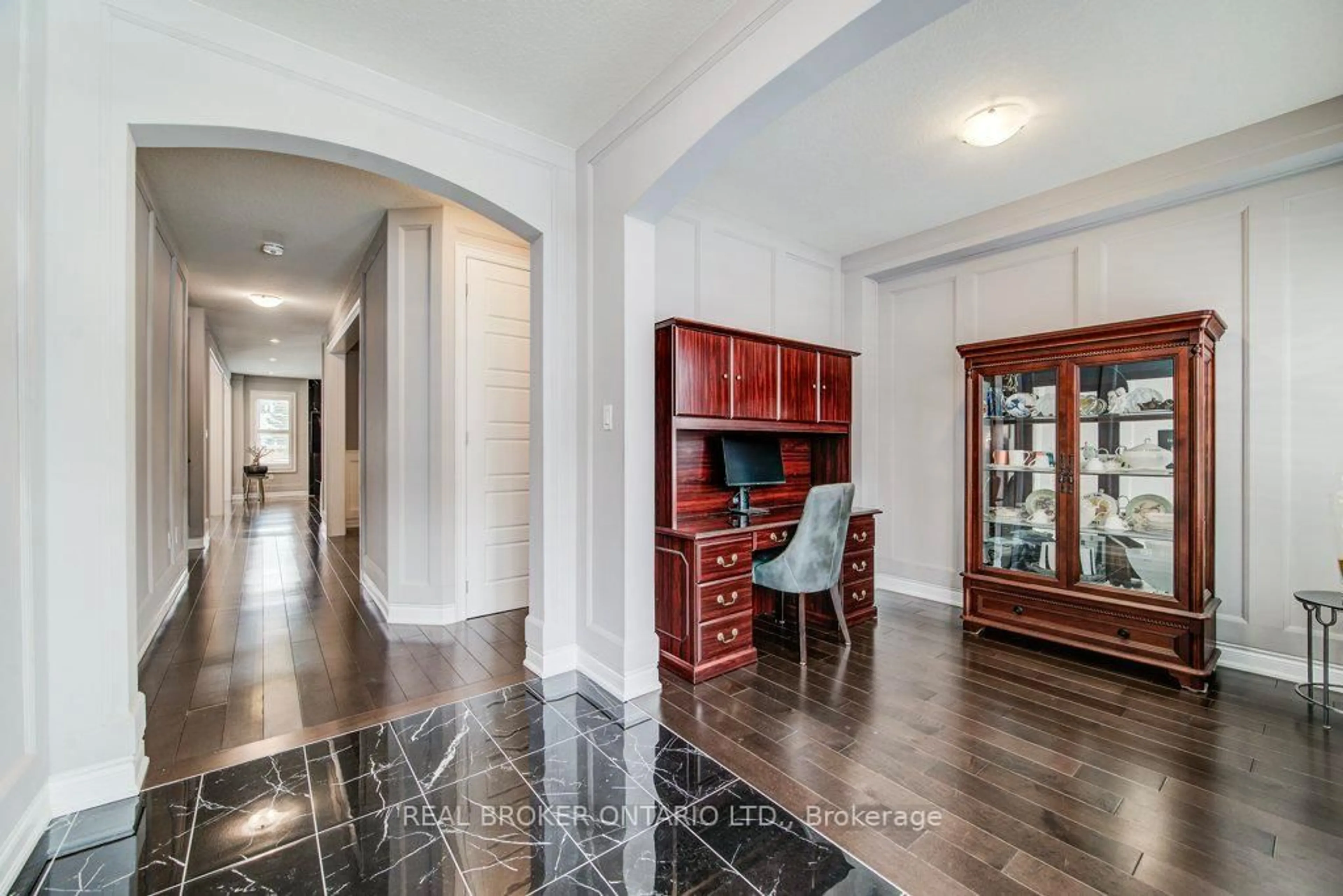 Indoor entryway for 192 Woolwich St, Woolwich Ontario N0B 1M0