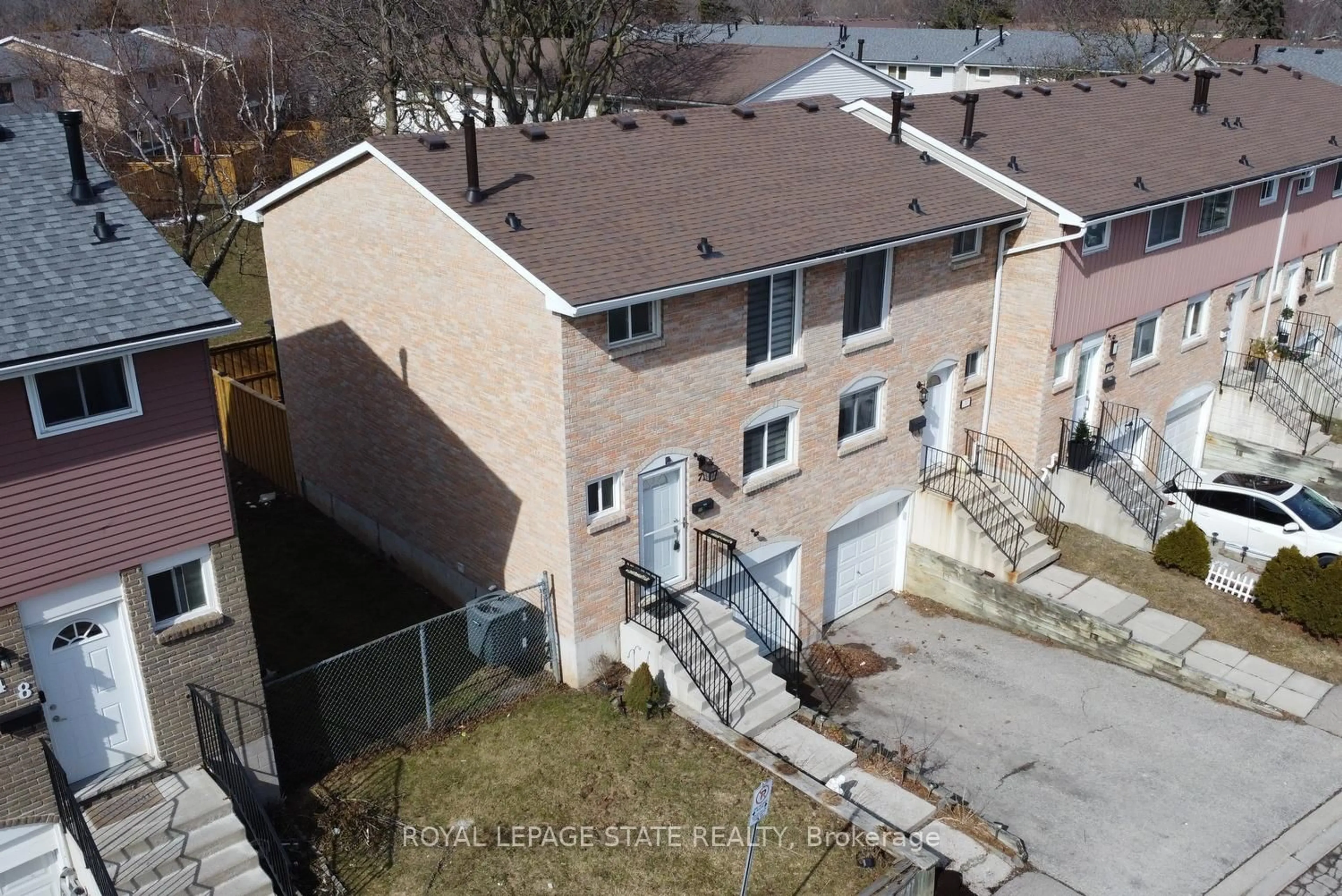 A pic from outside/outdoor area/front of a property/back of a property/a pic from drone, unknown for 120 Quigley Rd #72, Hamilton Ontario L8K 6L4