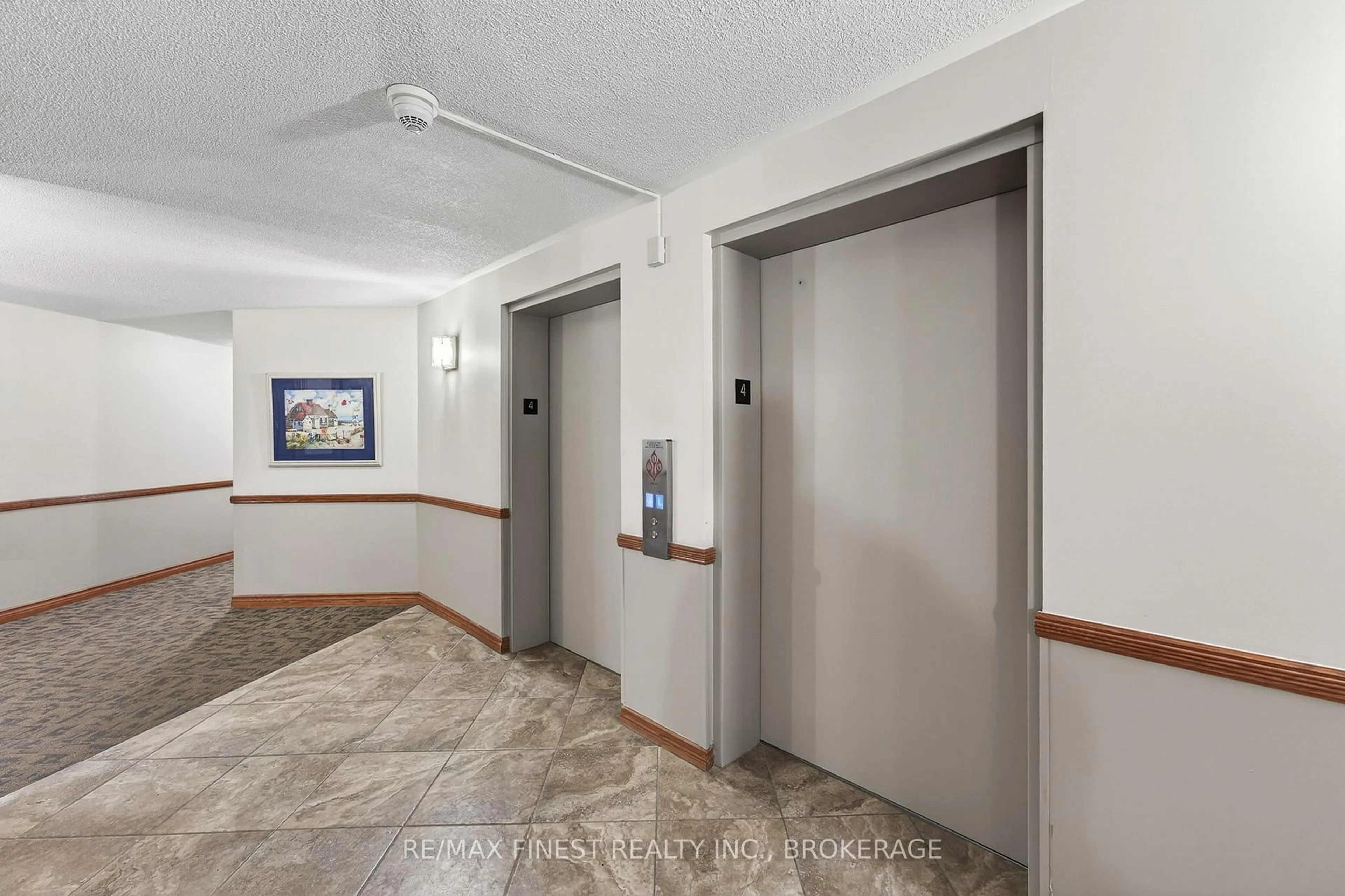Indoor foyer for 675 Davis Dr #402, Kingston Ontario K7M 8L5
