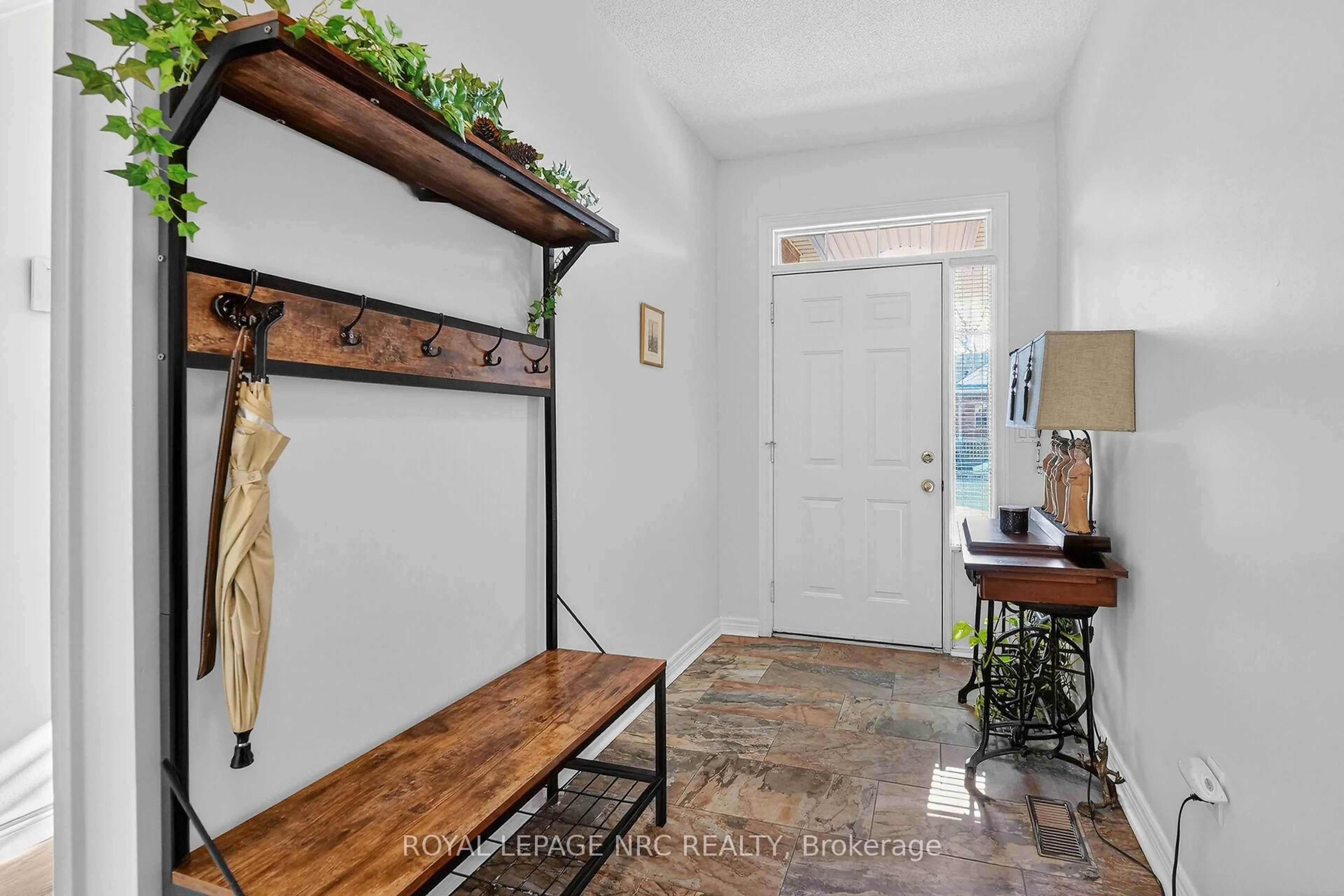 Indoor entryway for 99 Linwell Rd #18, St. Catharines Ontario L2N 1R6