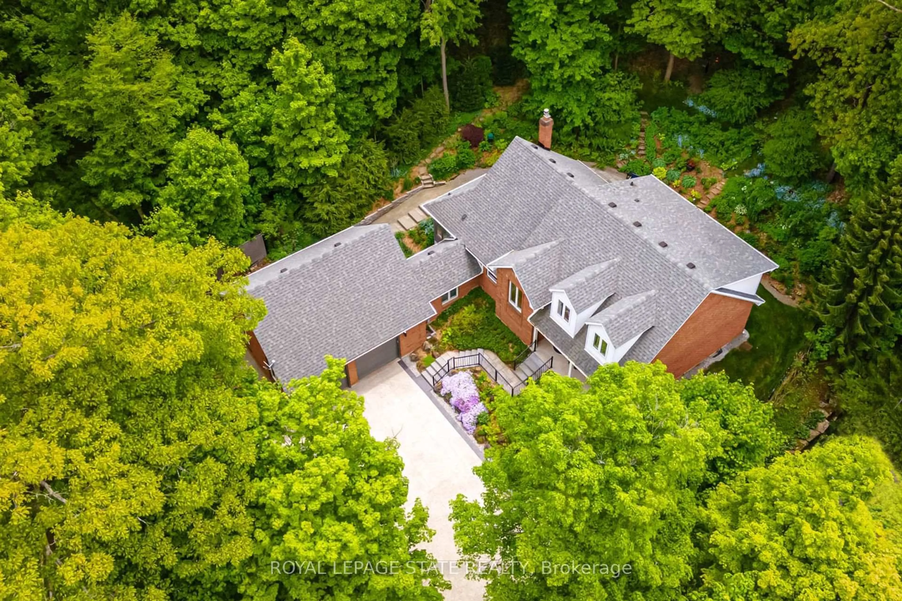 A pic from outside/outdoor area/front of a property/back of a property/a pic from drone, street for 158 Sulphur Springs Rd, Hamilton Ontario L9G 4Y7