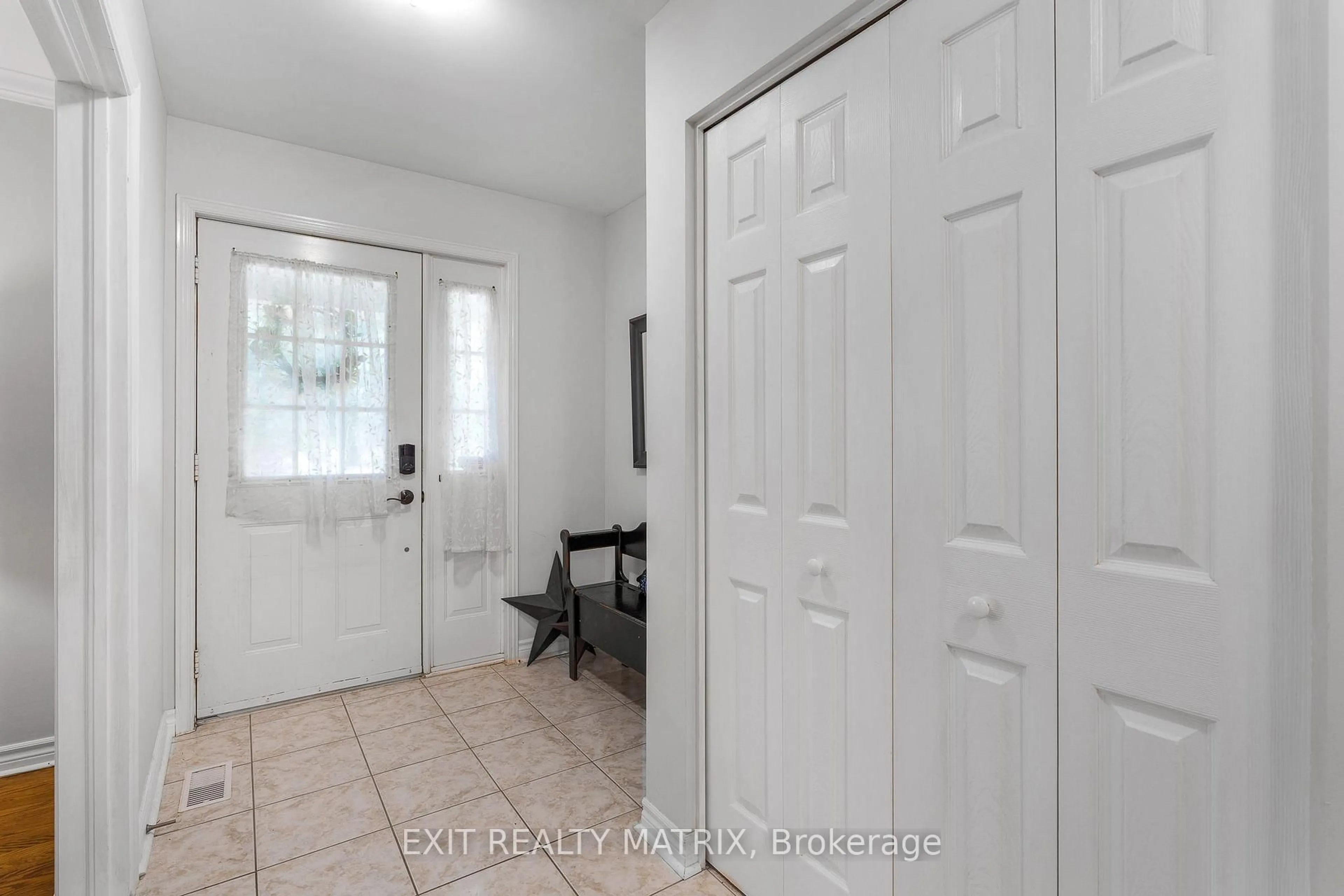Indoor entryway for 6343 Deermeadow Dr, Ottawa Ontario K4P 1M9