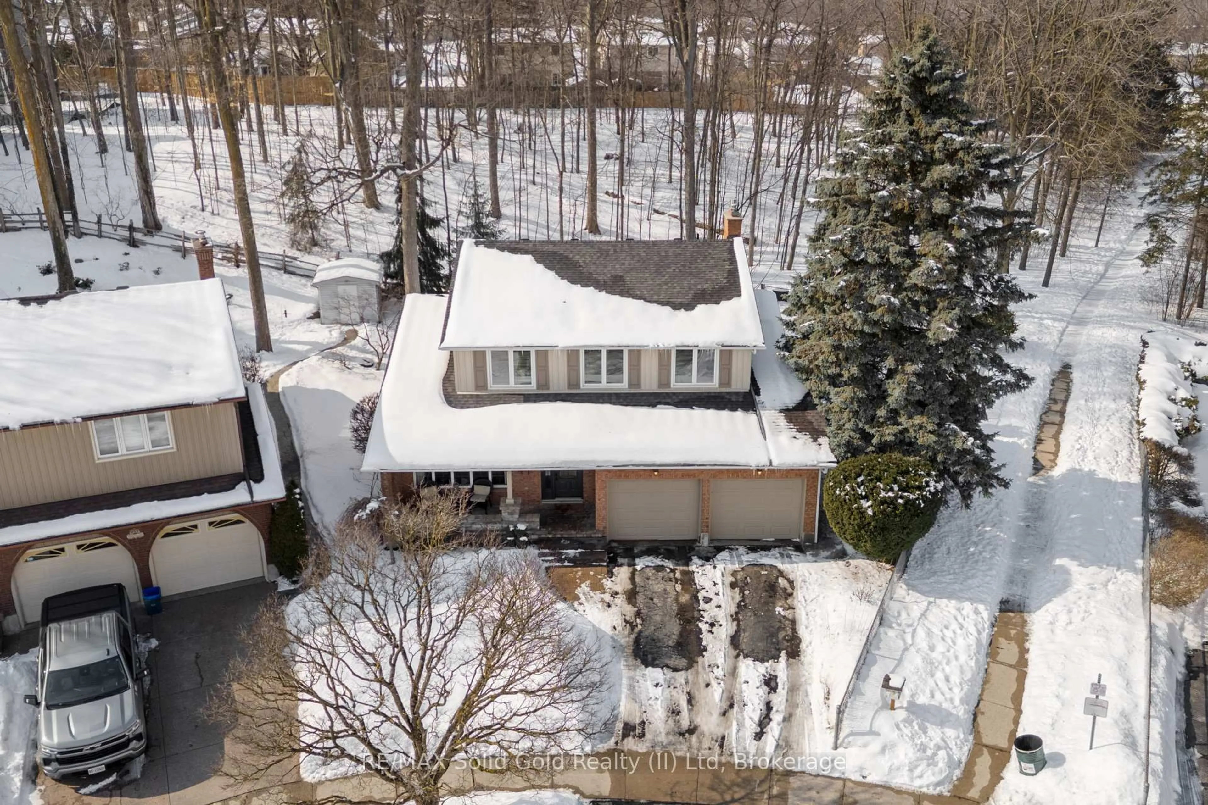 A pic from outside/outdoor area/front of a property/back of a property/a pic from drone, street for 29 Muskoka Crt, Kitchener Ontario N2B 3M2