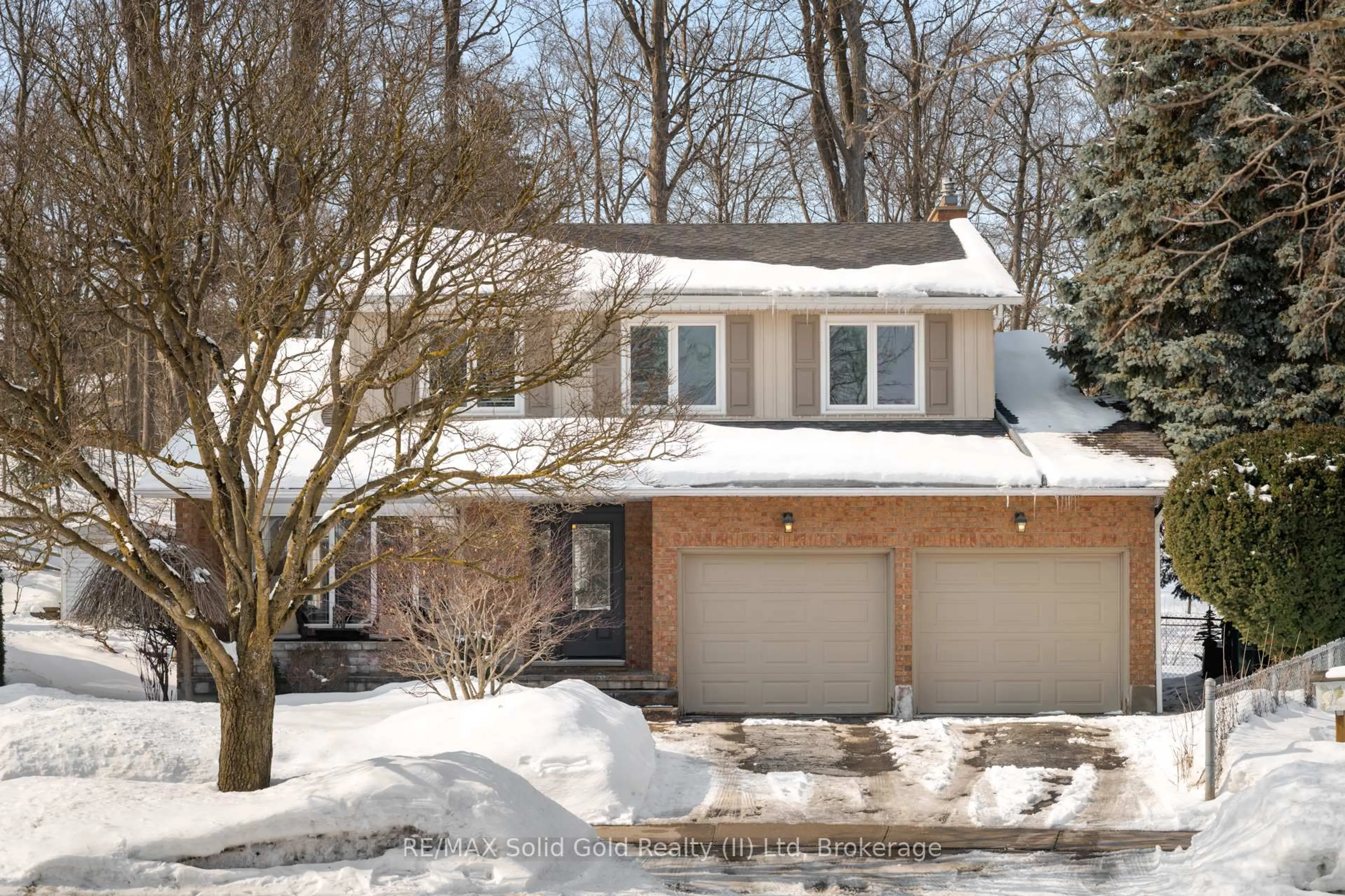 Home with brick exterior material, street for 29 Muskoka Crt, Kitchener Ontario N2B 3M2