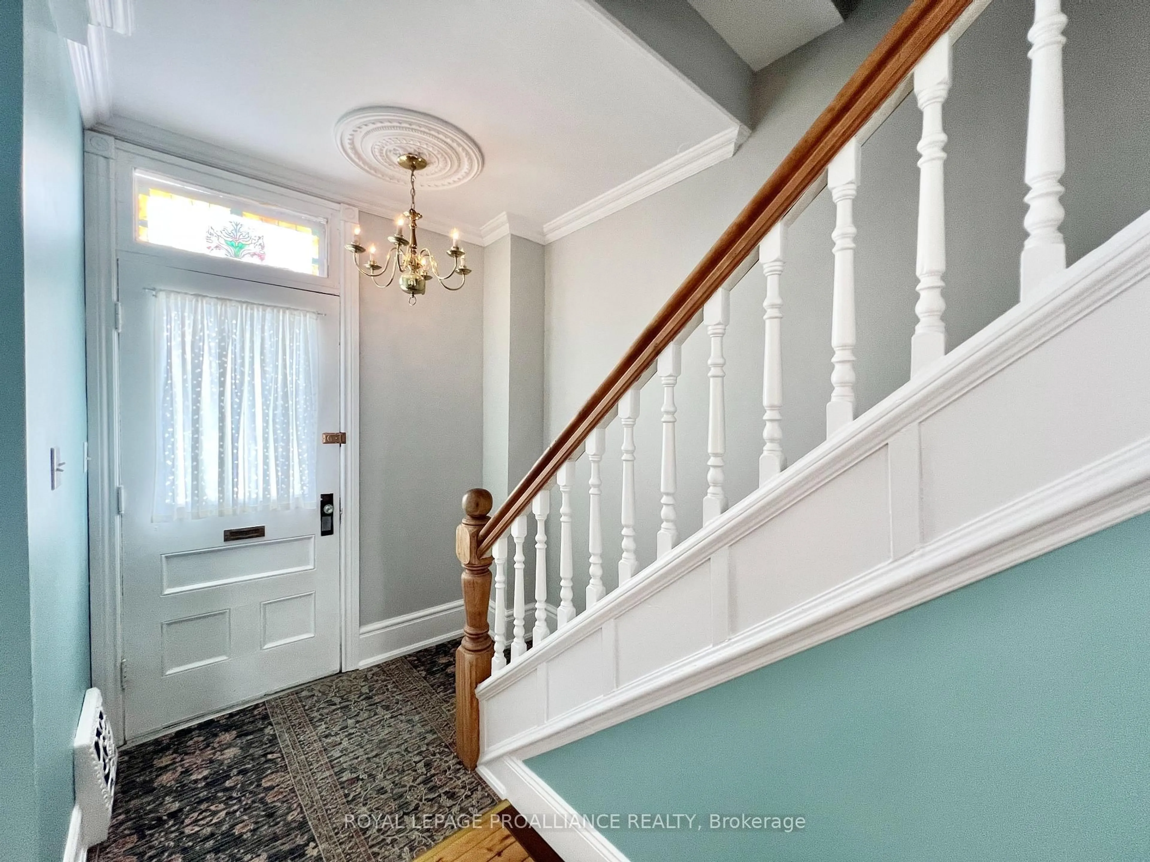 Indoor entryway for 308 Bleecker Ave, Belleville Ontario K8N 3V4