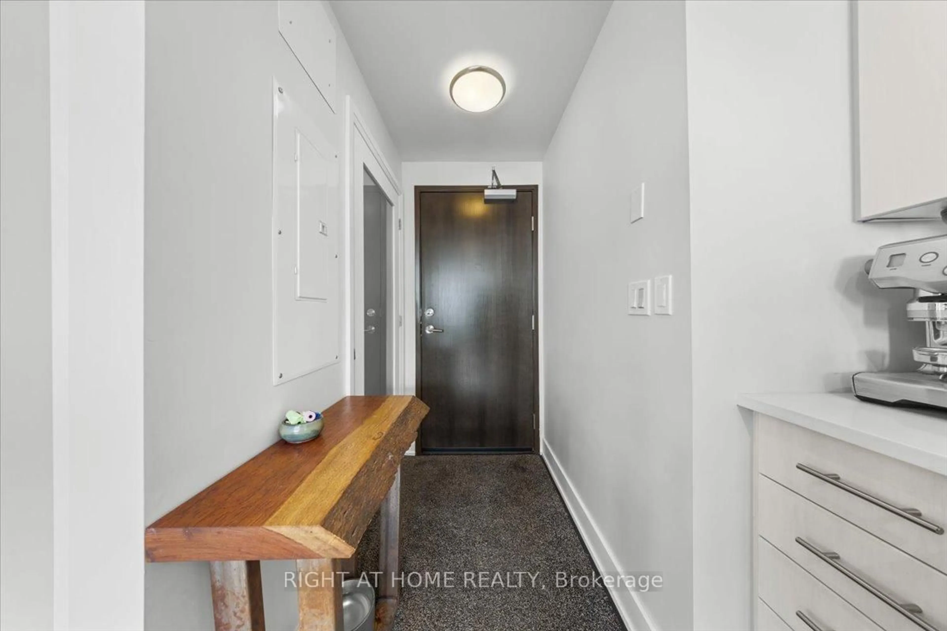 Indoor entryway for 1035 Bank St #705, Ottawa Ontario K1S 5K3