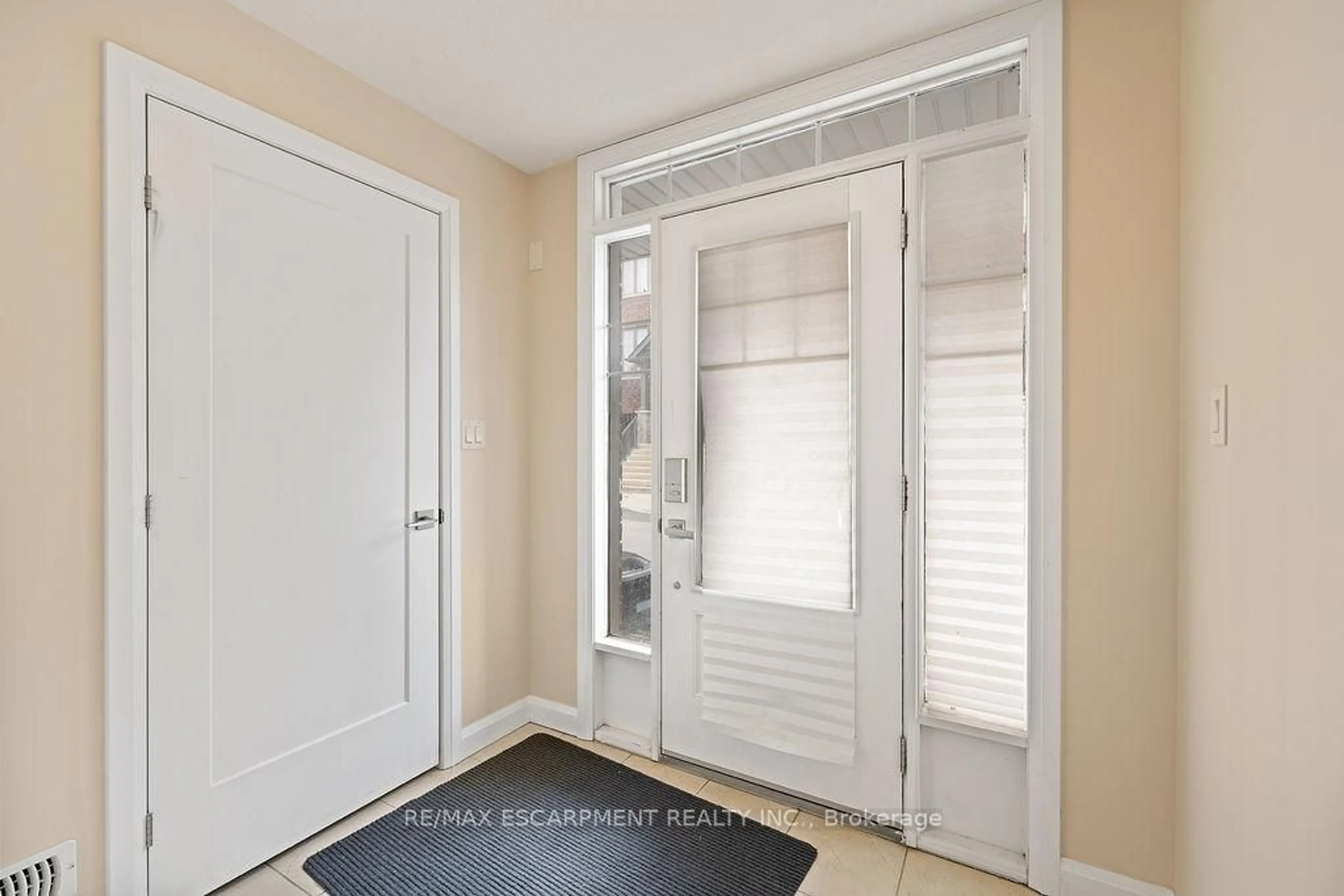 Indoor entryway for 1169 Garner Rd #33, Hamilton Ontario L9G 0G8