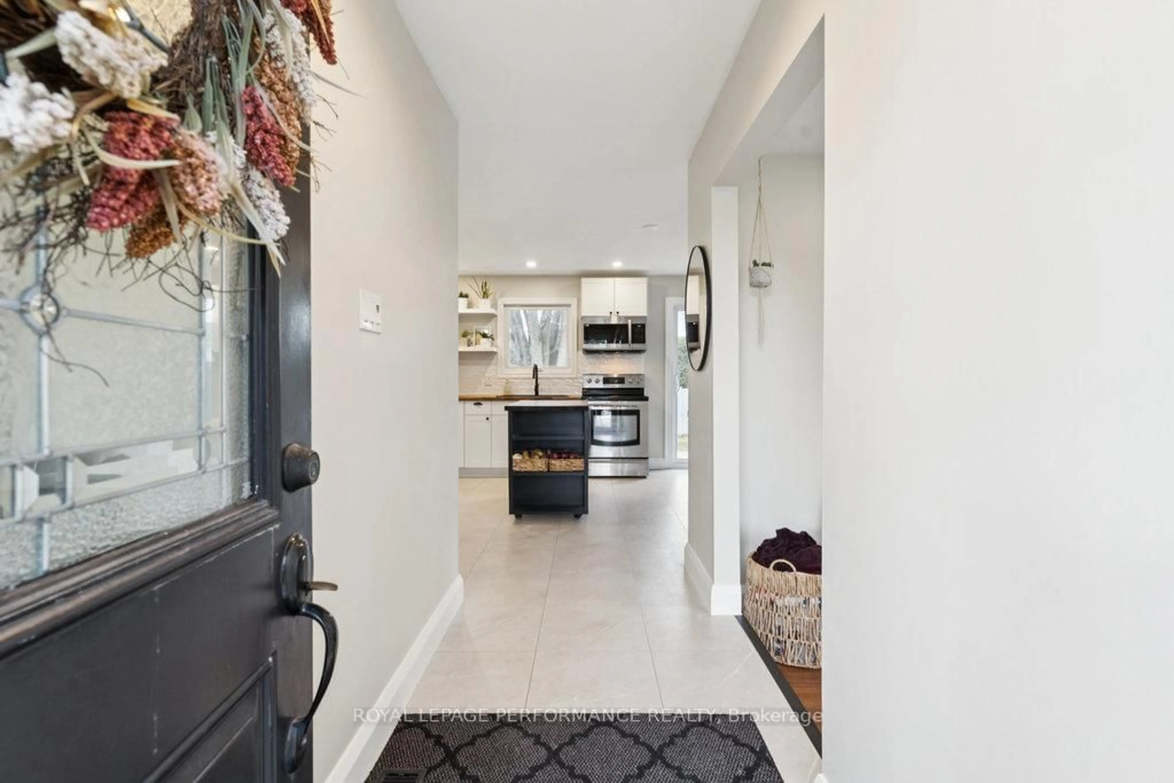 Indoor entryway for 21 Menard St, Russell Ontario K0A 1W1