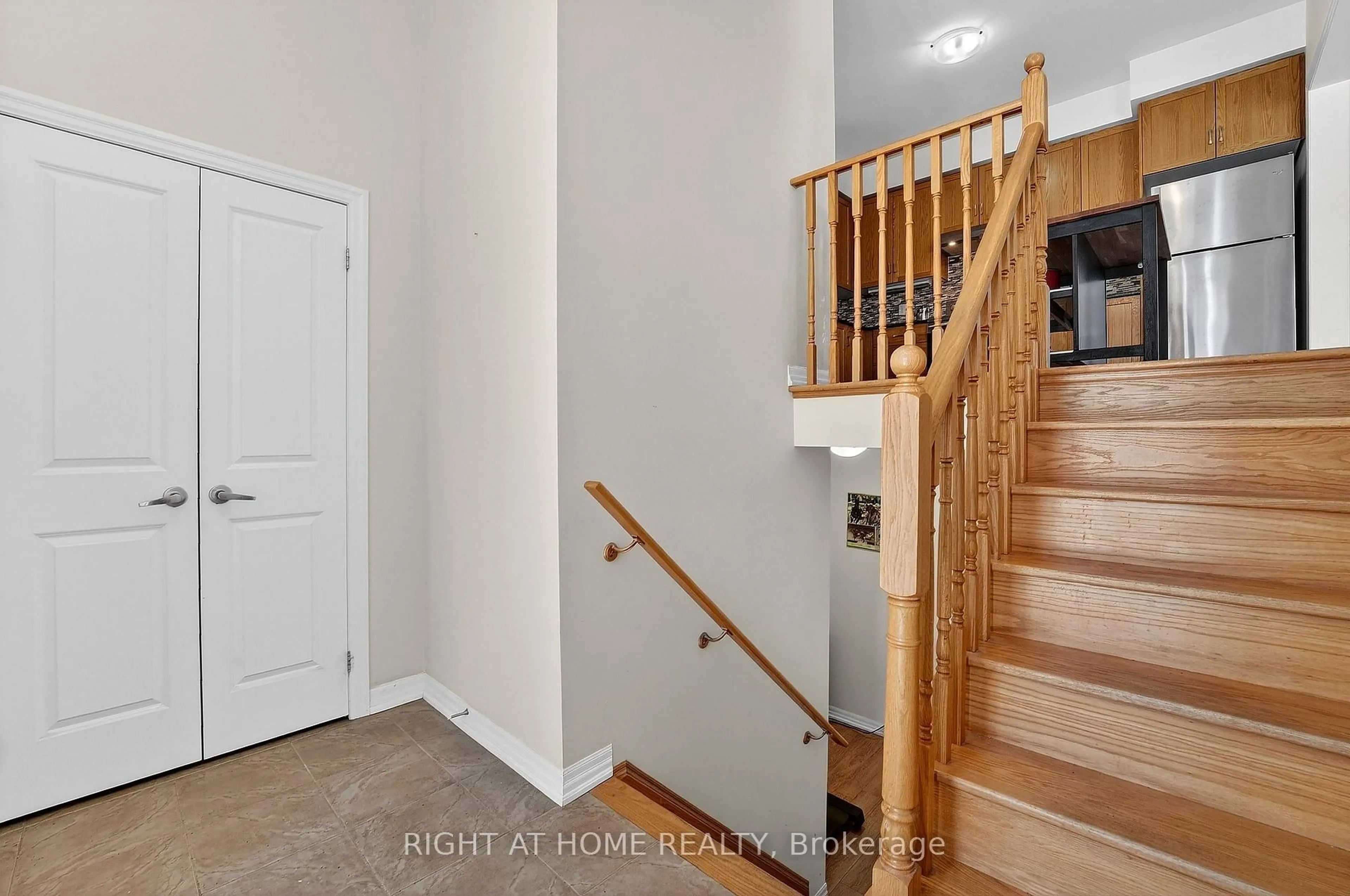 Indoor entryway for 48 Cannery Dr, Niagara-on-the-Lake Ontario L0S 1J1