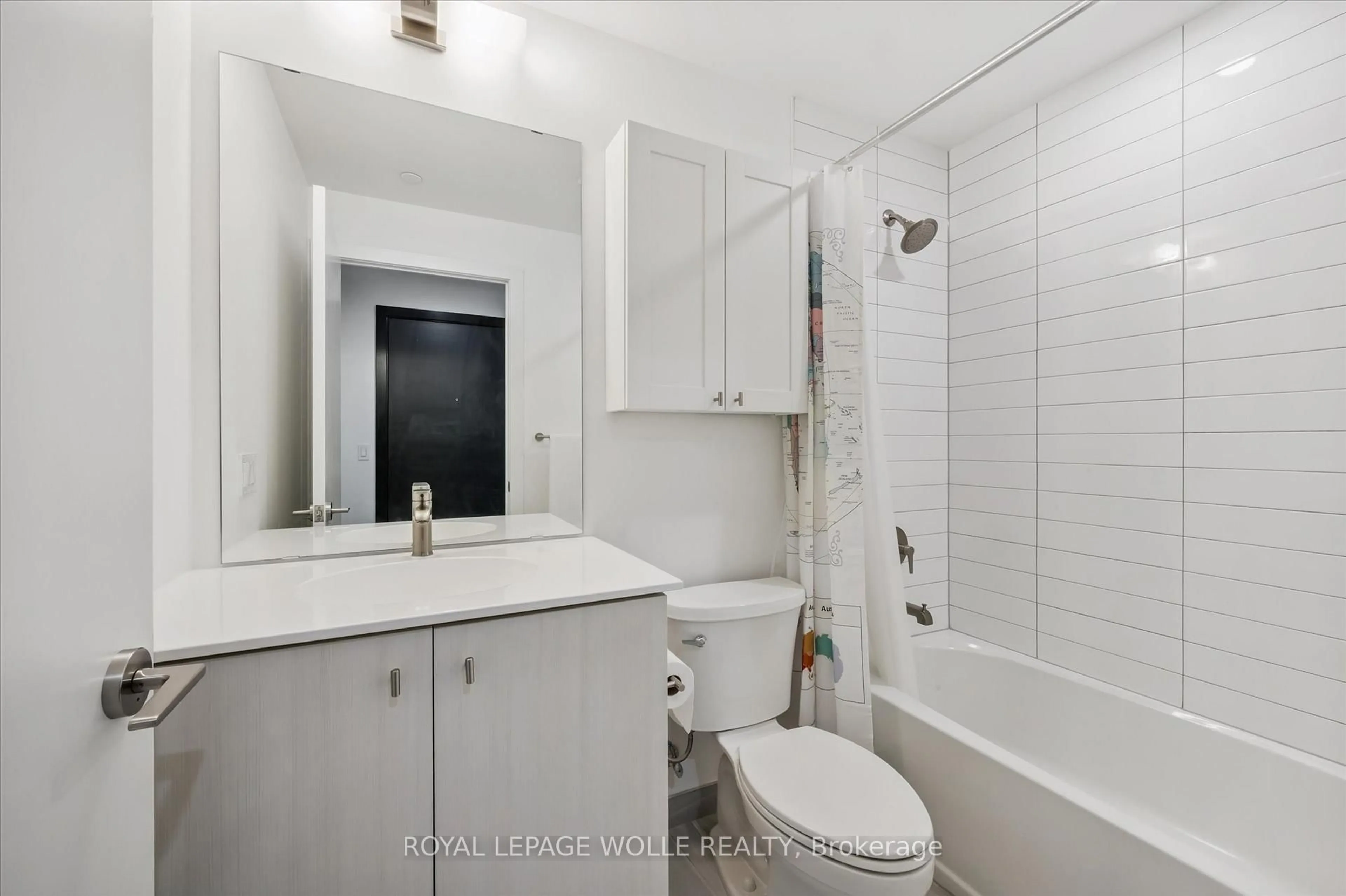 Standard bathroom, ceramic/tile floor for 15 Wellington St #909, Kitchener Ontario N2G 0E4