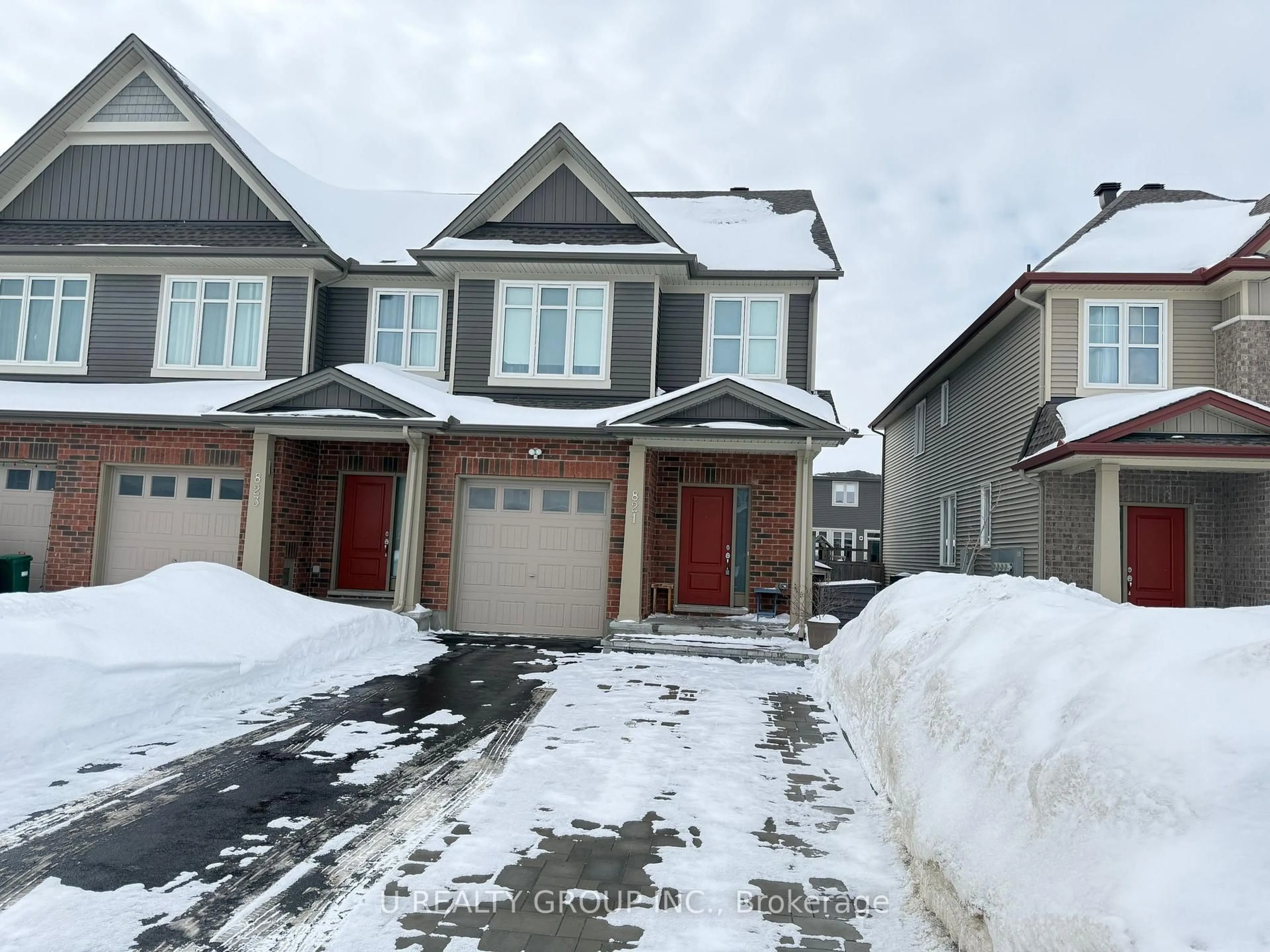A pic from outside/outdoor area/front of a property/back of a property/a pic from drone, street for 821 Cedar Creek Dr, Ottawa Ontario K1T 0B3