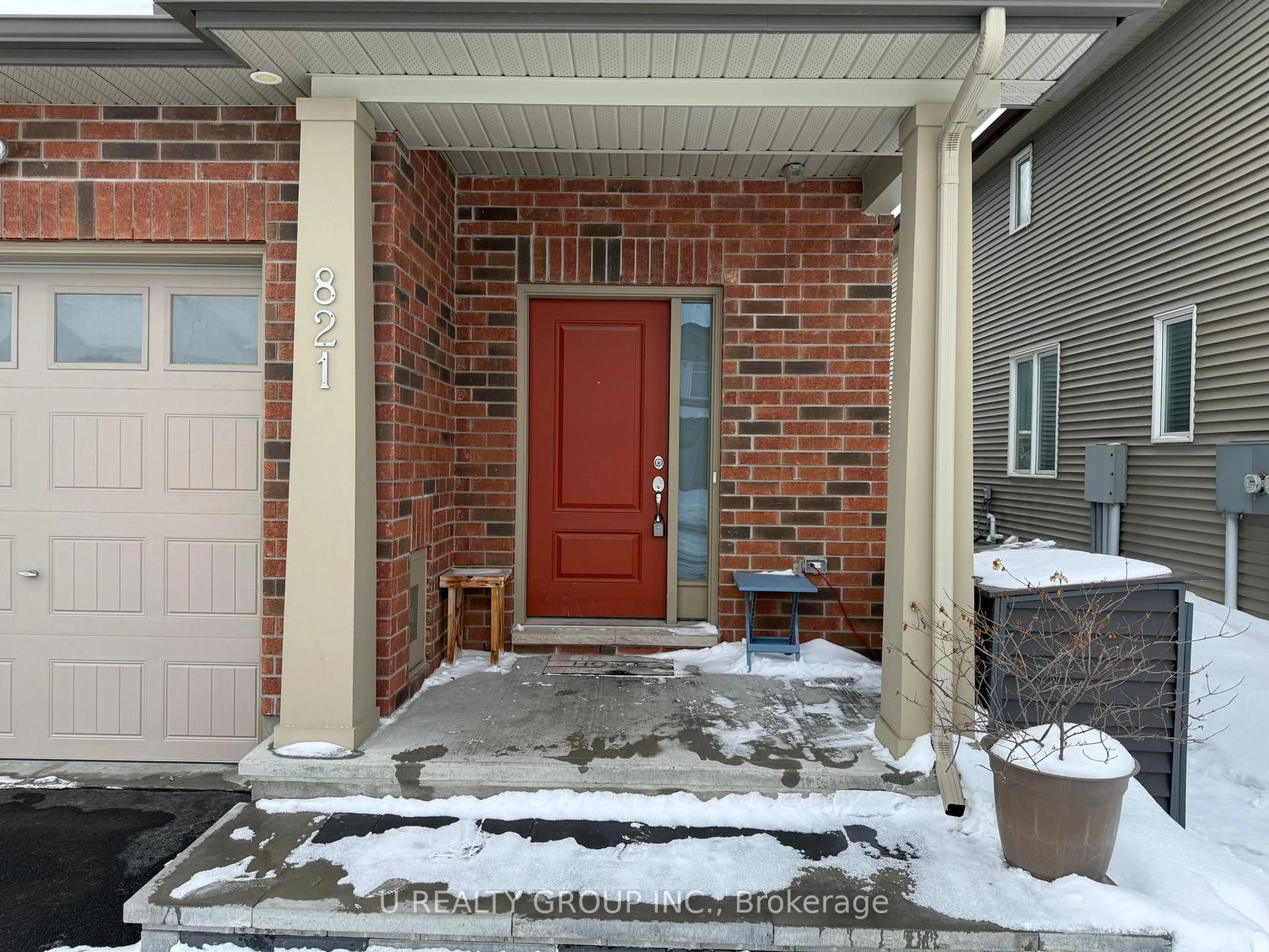 Indoor entryway for 821 Cedar Creek Dr, Ottawa Ontario K1T 0B3