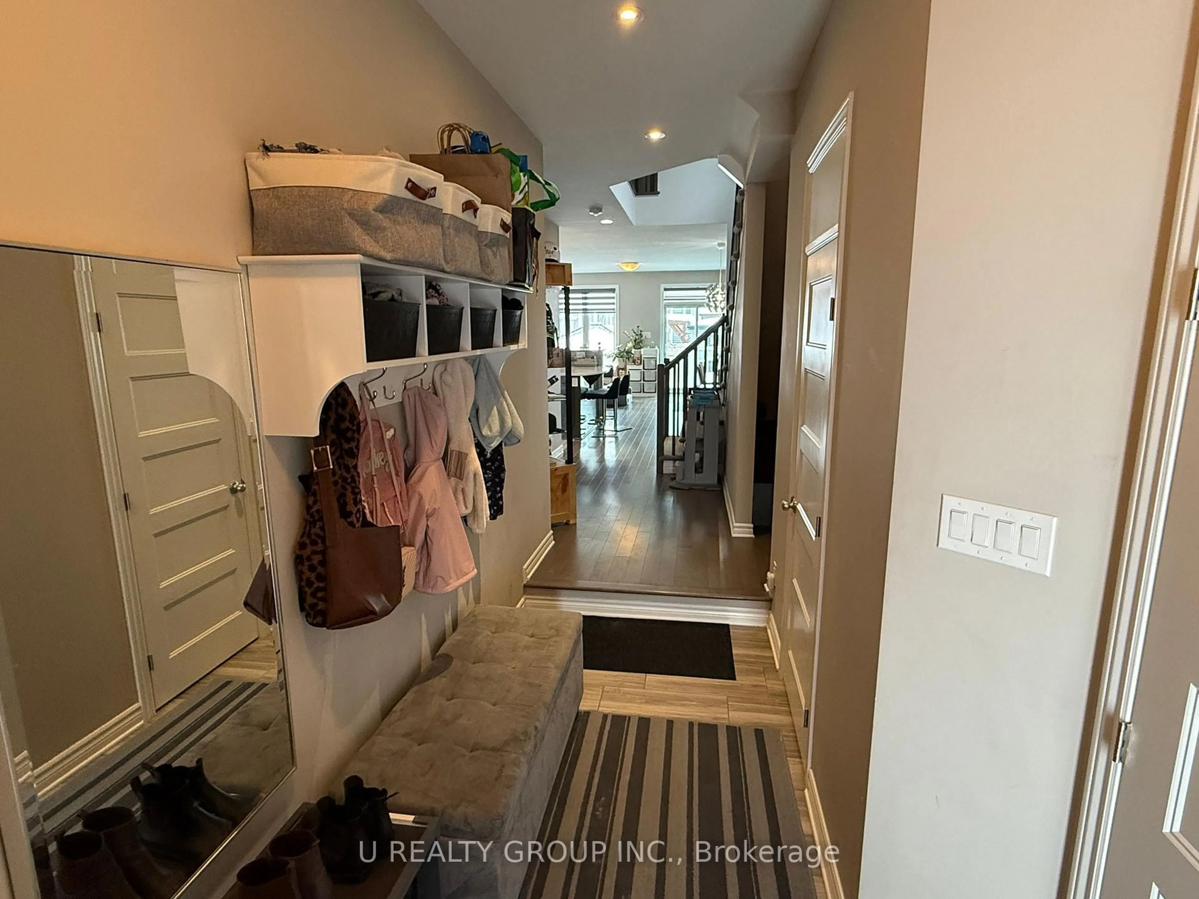 Indoor entryway for 821 Cedar Creek Dr, Ottawa Ontario K1T 0B3