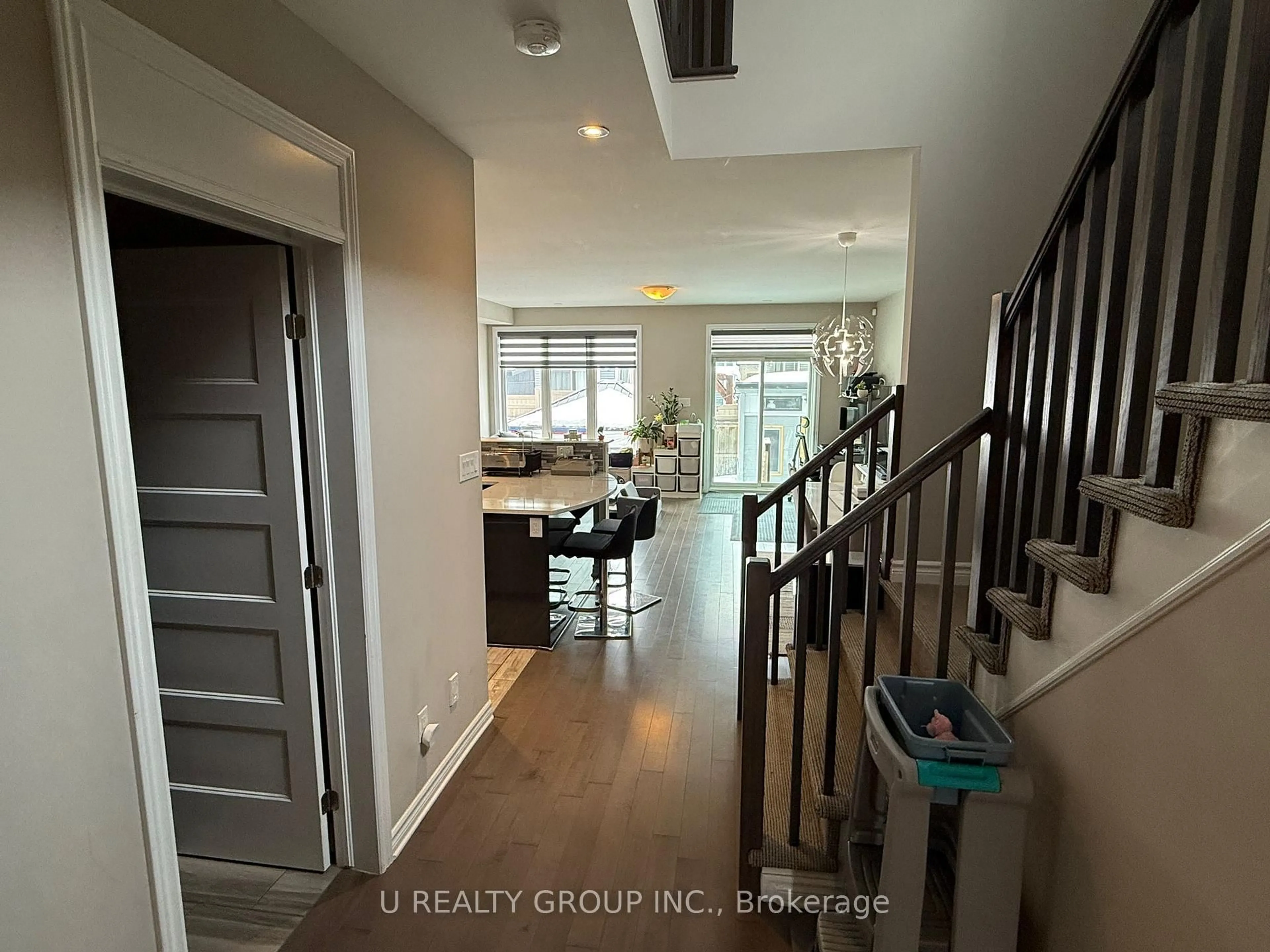 Indoor entryway for 821 Cedar Creek Dr, Ottawa Ontario K1T 0B3