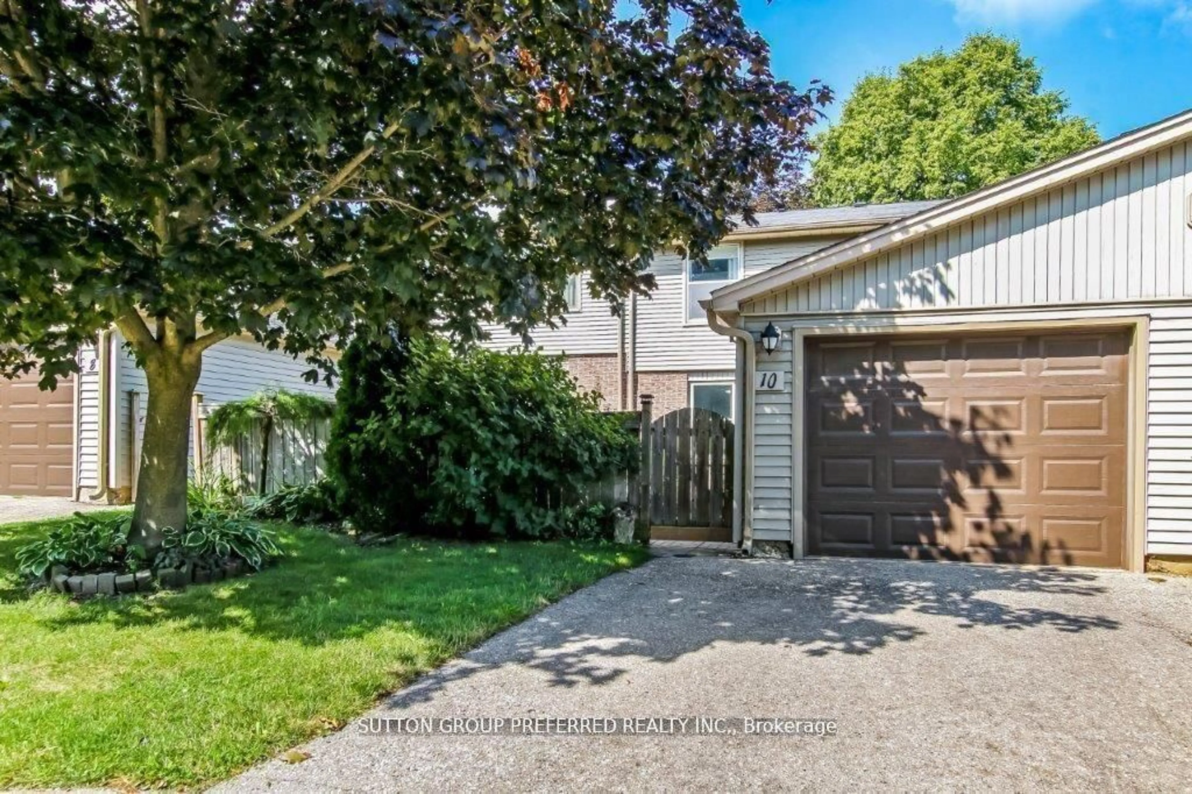 A pic from outside/outdoor area/front of a property/back of a property/a pic from drone, street for 10 Berkshire Crt, London South Ontario N6J 3N7