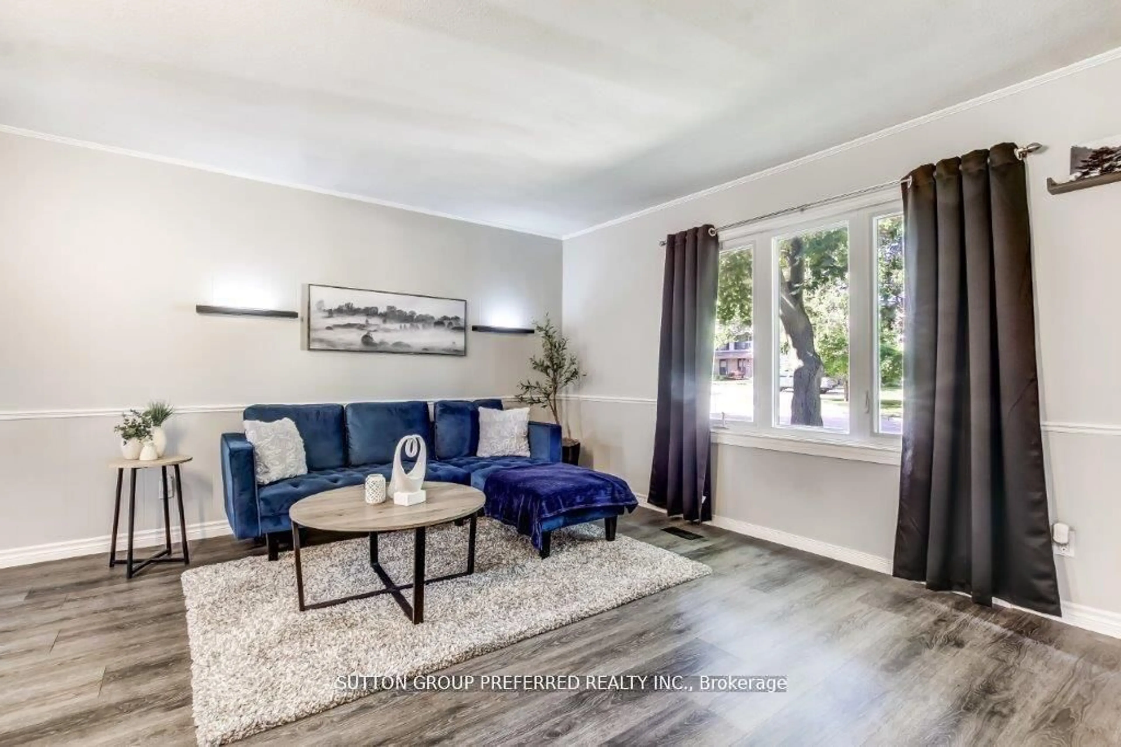 Living room with furniture, unknown for 10 Berkshire Crt, London South Ontario N6J 3N7