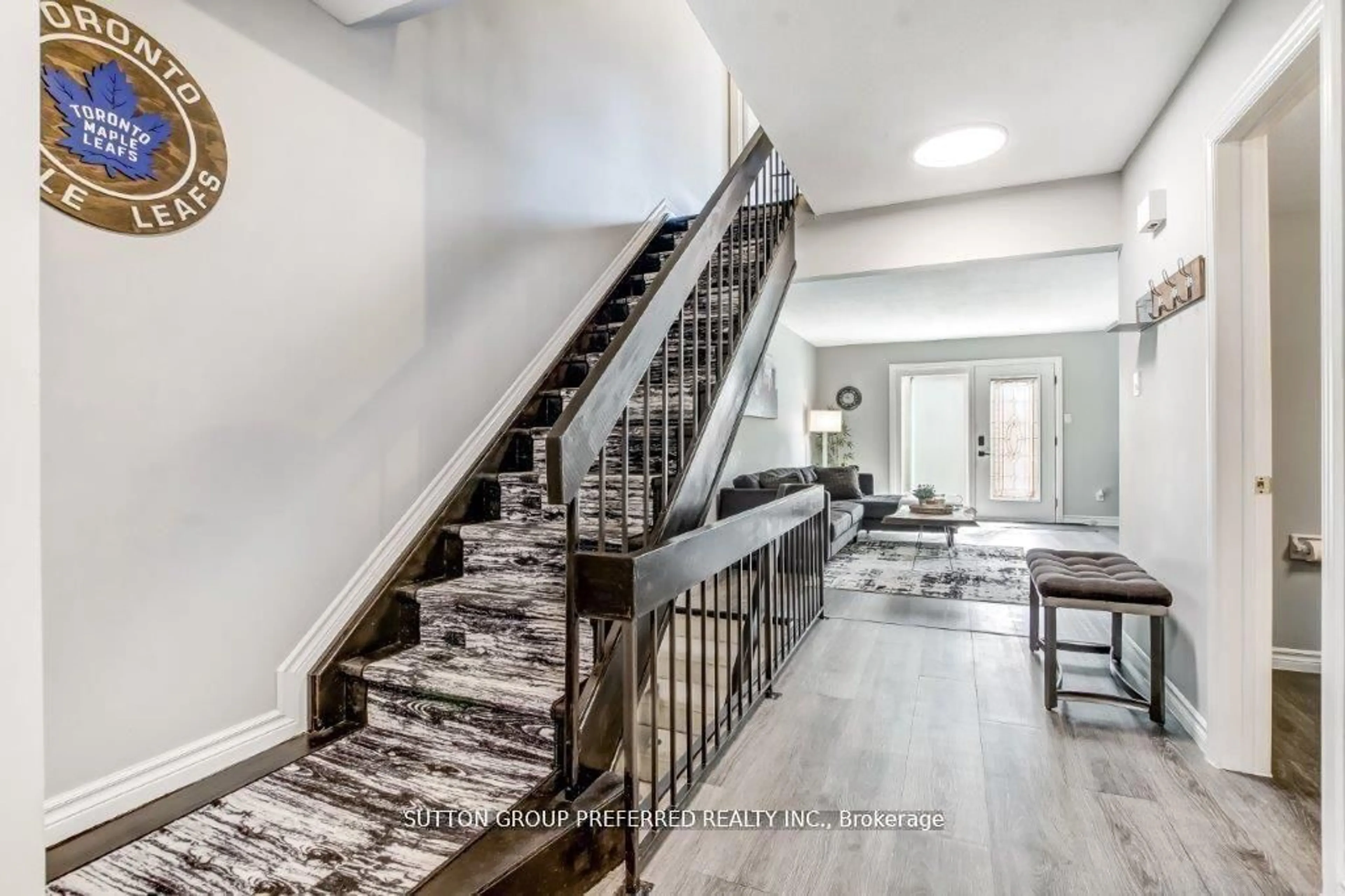 Indoor foyer for 10 Berkshire Crt, London South Ontario N6J 3N7